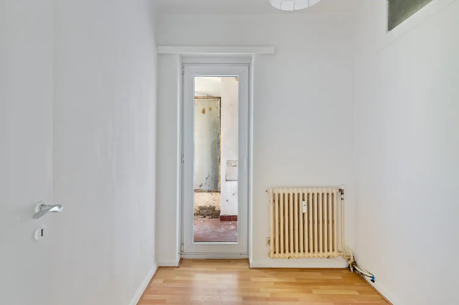 Licht op te frissen appartement met ruime living van 40 m² en nieuwe keuken foto 10