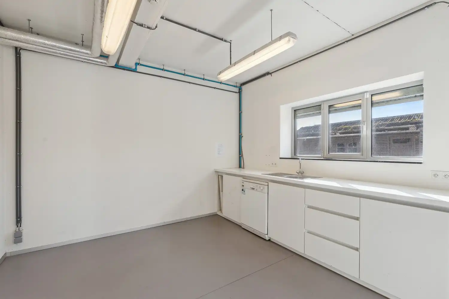 Veelzijdig kantoorgebouw met ruime parking op 2433 m² foto 16