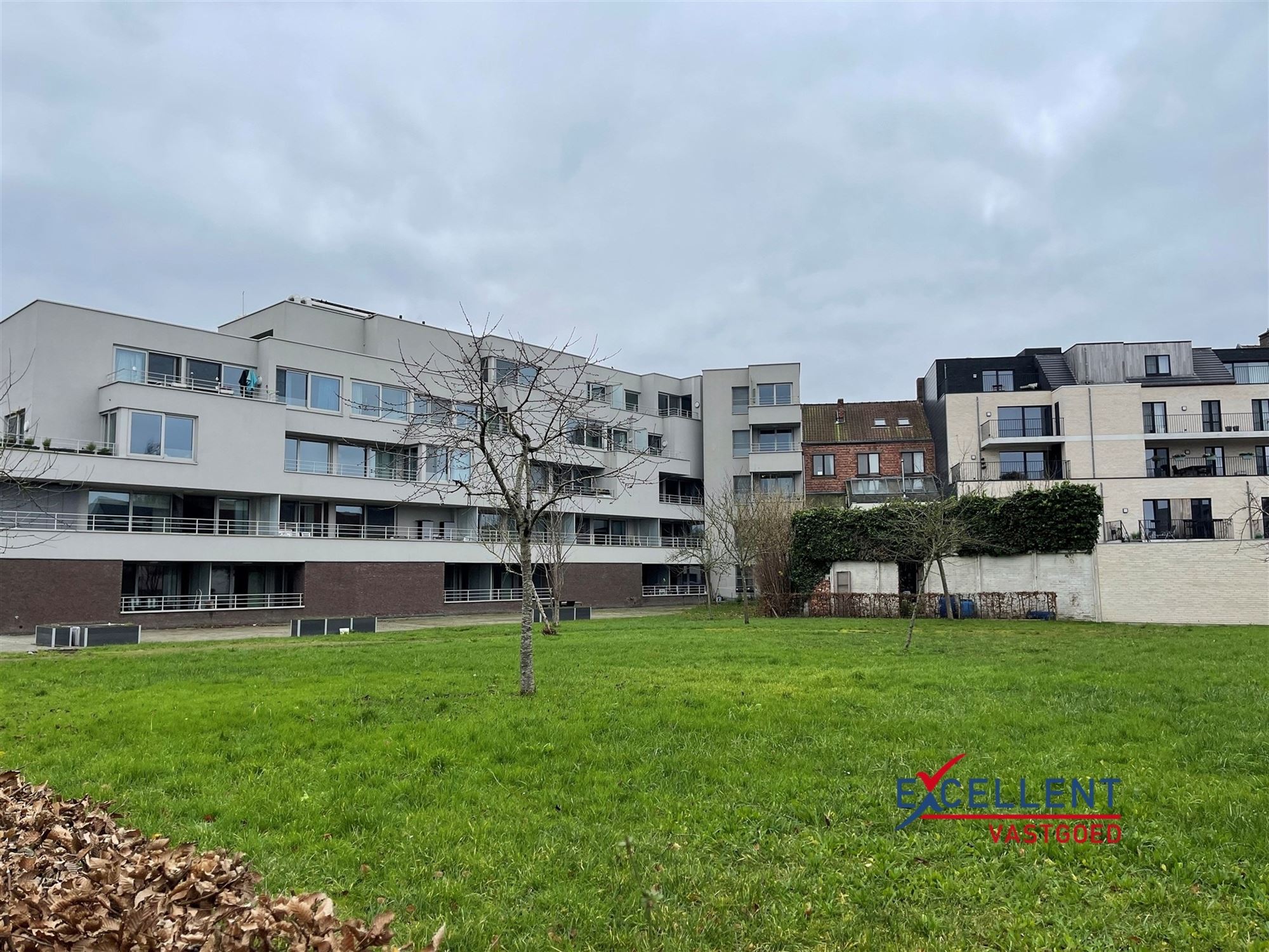 Moderne instapklare service flat in residentie Leiedam te huur foto 10