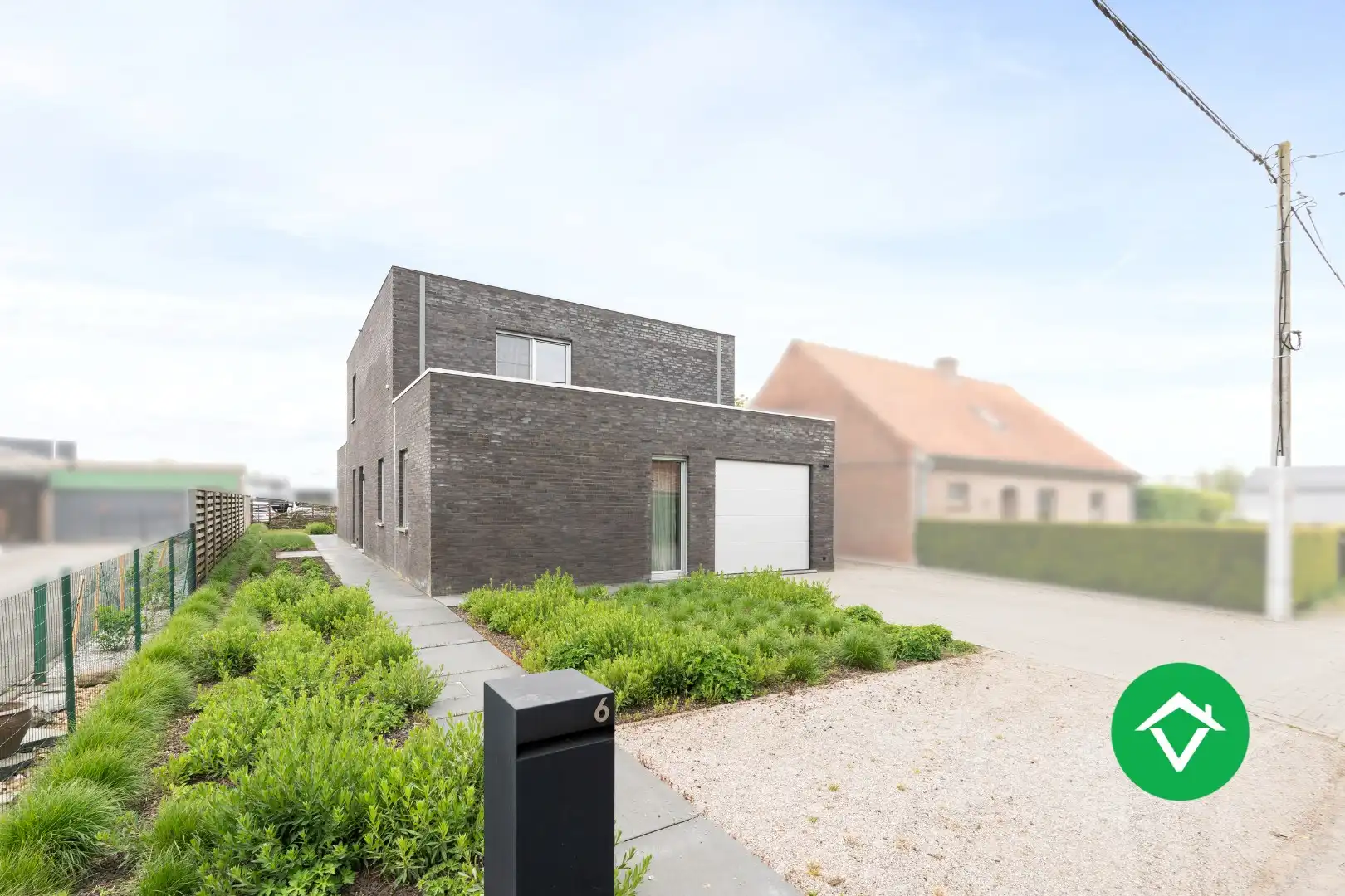 Instapklare woning met 4 slaapkamers en garage te Torhout  foto {{pictureIndex}}