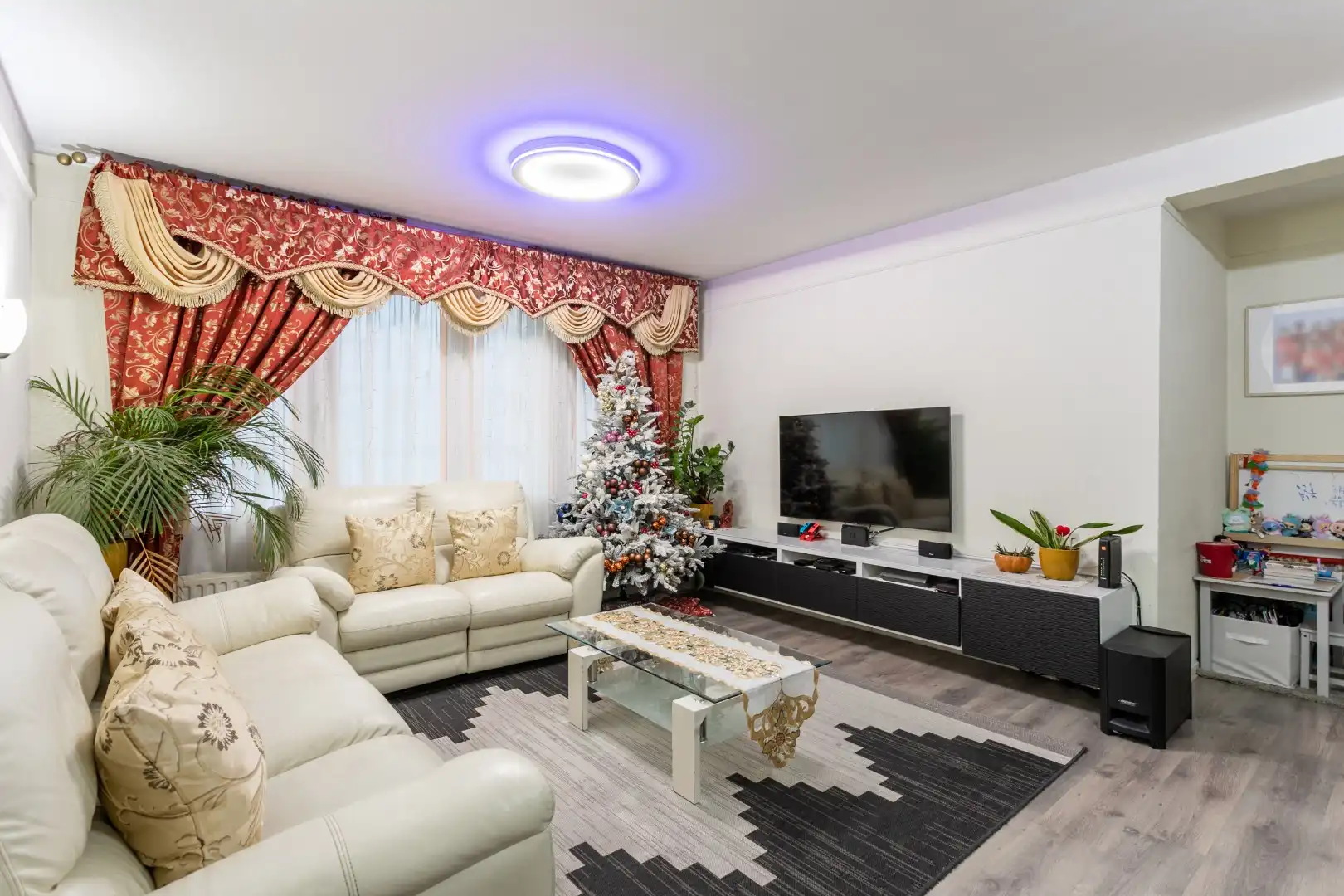 Appartement met 2 slaapkamers, ruim terras en berging foto 2