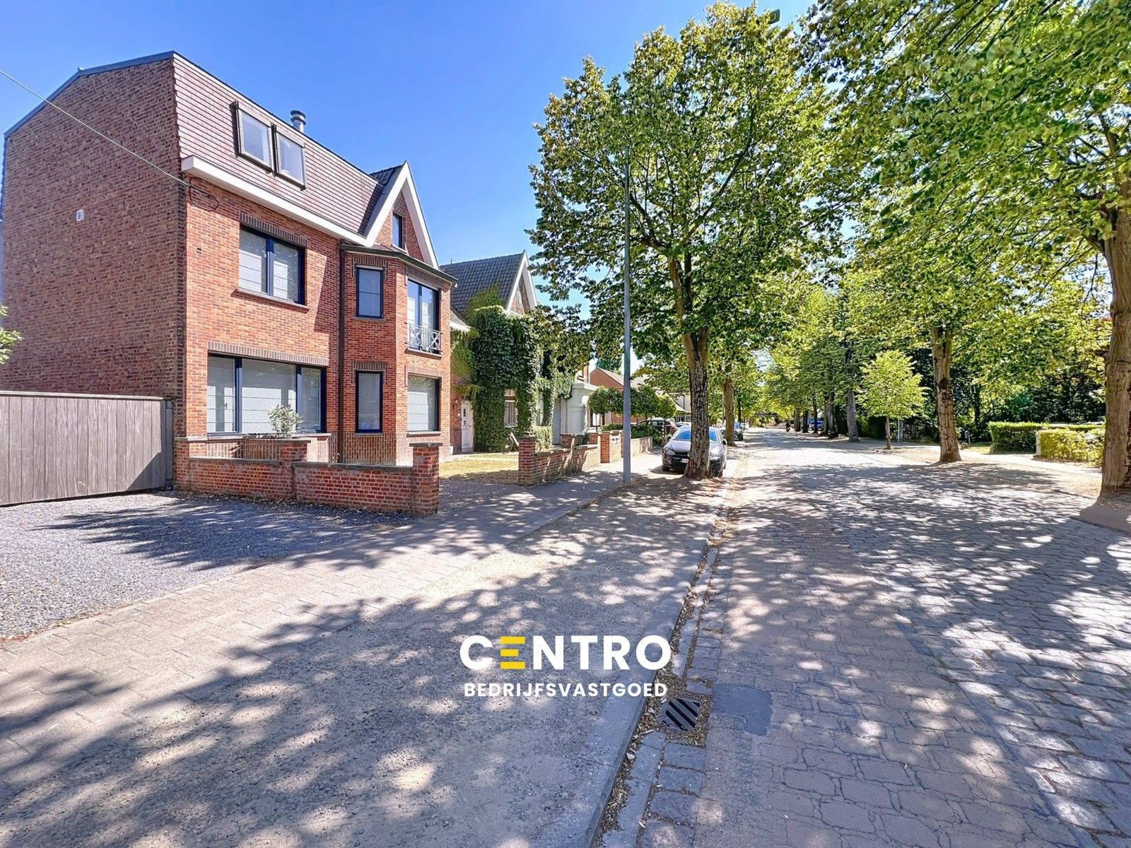 Prachtig HERENHUIS (met o.a. 5 slpk, garage en tuin), apart KANTOOR-gebouw en 630 m2 MAGAZIJNEN op zeer goede ligging te KORTRIJK ! foto {{pictureIndex}}