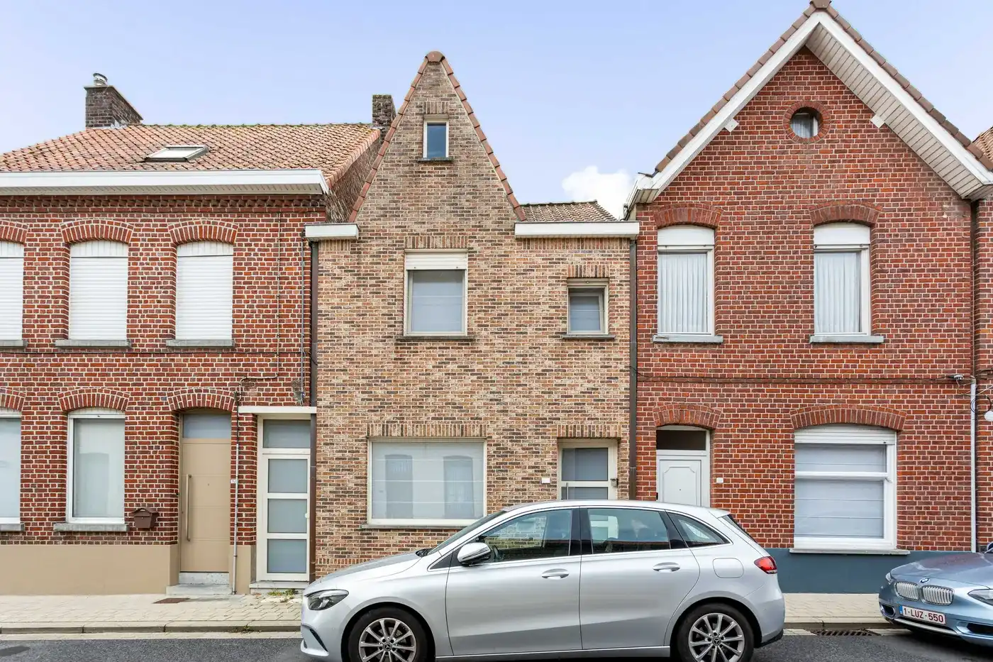 Woning met tuin, garage en uitweg in Zwevegem foto {{pictureIndex}}