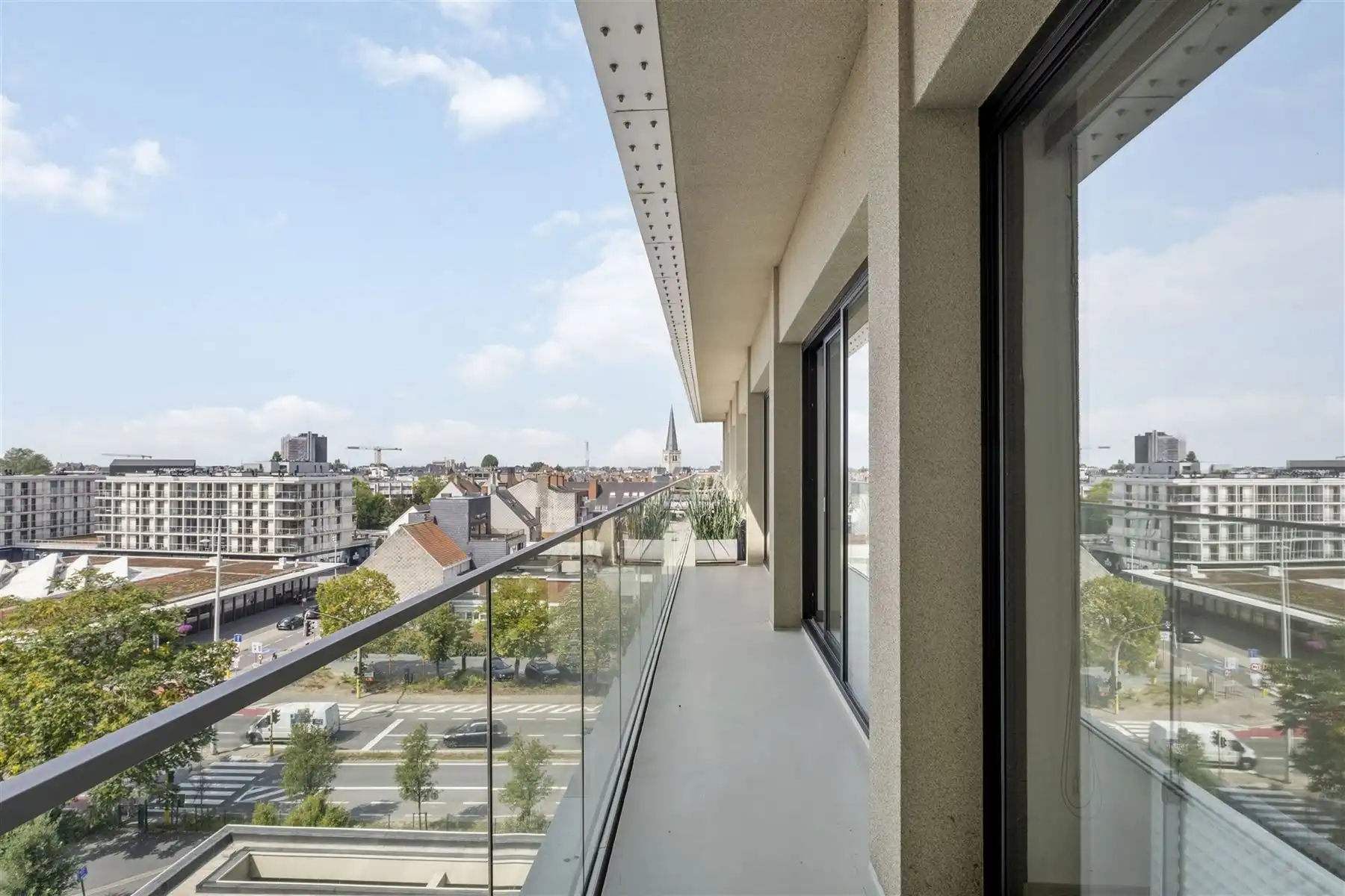 Gerenoveerd ,instapklaar appartement met garage foto 17