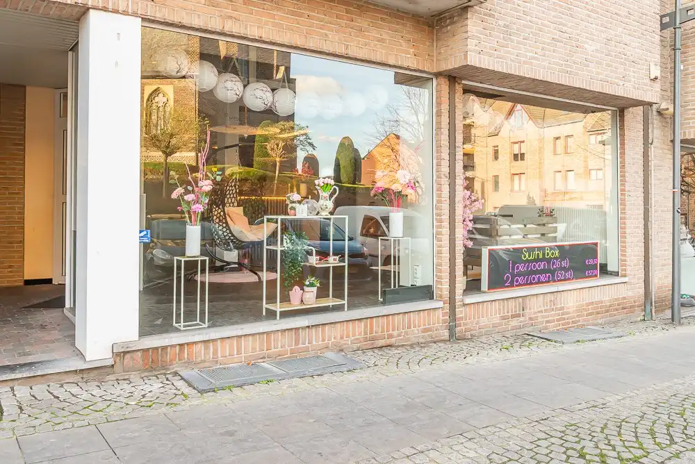 Instapklaar handelspand mét huurder op toplocatie in centrum Lanaken foto {{pictureIndex}}