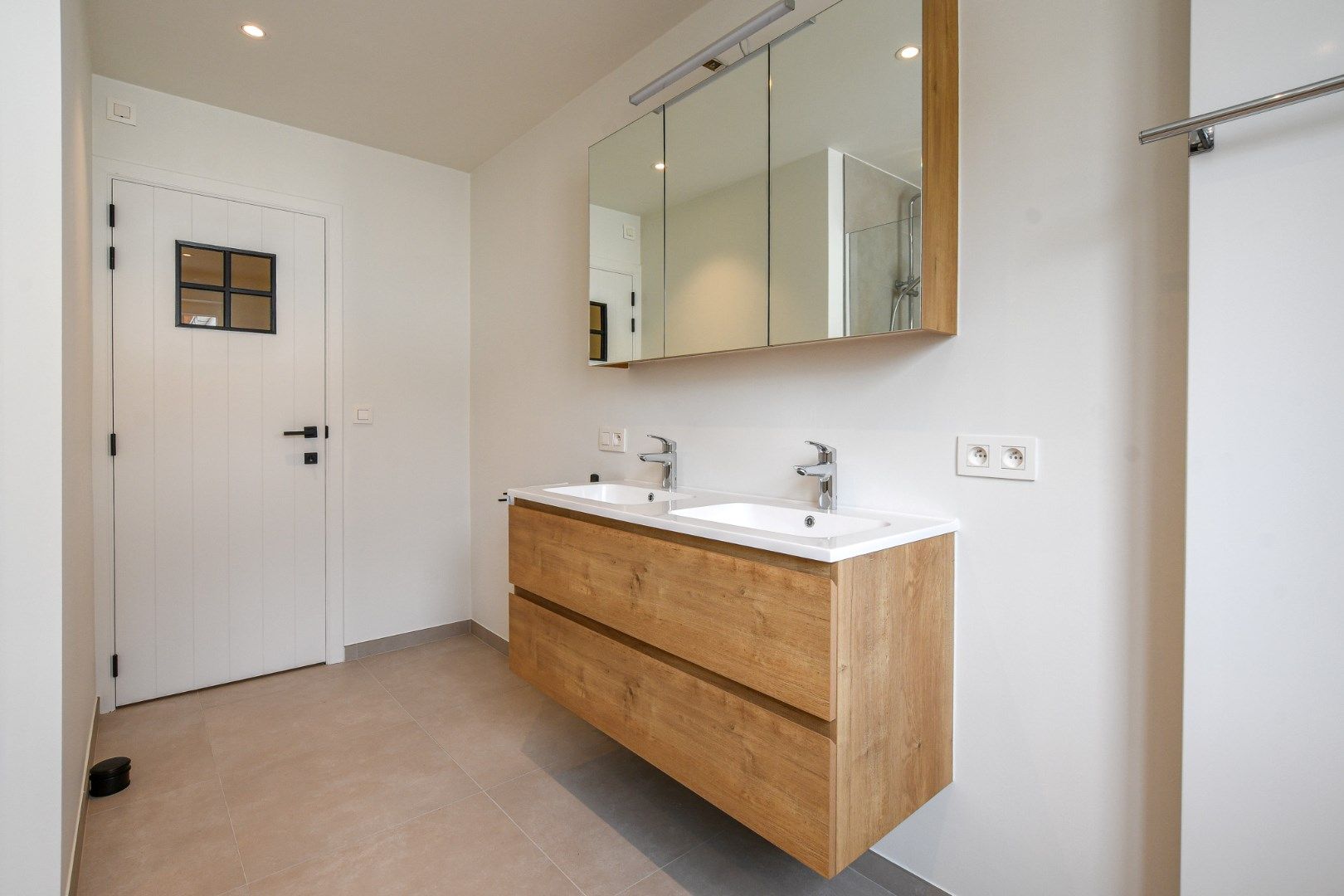 Prachtige gerenoveerde villa in het hart van Lissewege – wonen in stijl en comfort! foto 28