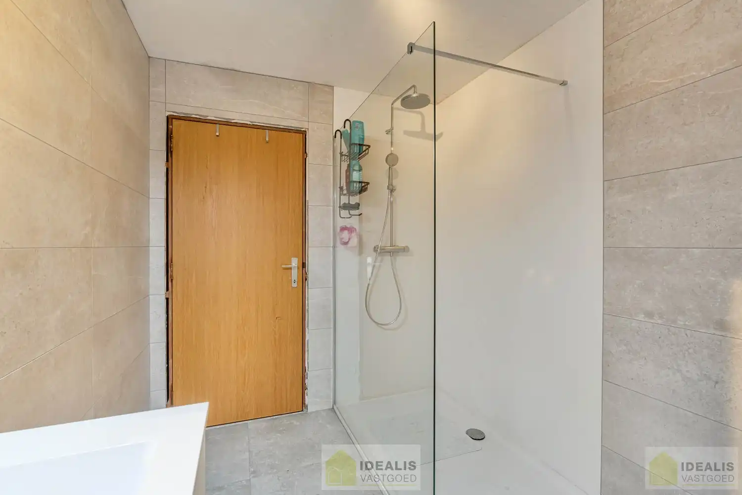 OP TE FRISSEN RUIM DUPLEX APPARTEMENT PAL IN  HET CENTRUM VAN HAMONT! Dit uiterst ruime appartement omvat maar liefst ca.142m² bewoonbare oppervlakte en is voorzien van een ruime woonkamer met aansluitend keuken, 3 aangename slaapkamers, volledig vernieuwde badkamer en terras!! Zeer geschikt voor kandidaten op zoek naar een zeer ruim appartement pal in het stadscentrum van Hamont (Hamont-Achel)! foto 13