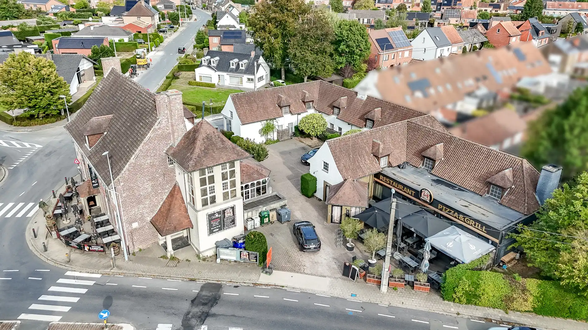 Multifunctionele eigendom met appartementen en handelszaken! foto {{pictureIndex}}