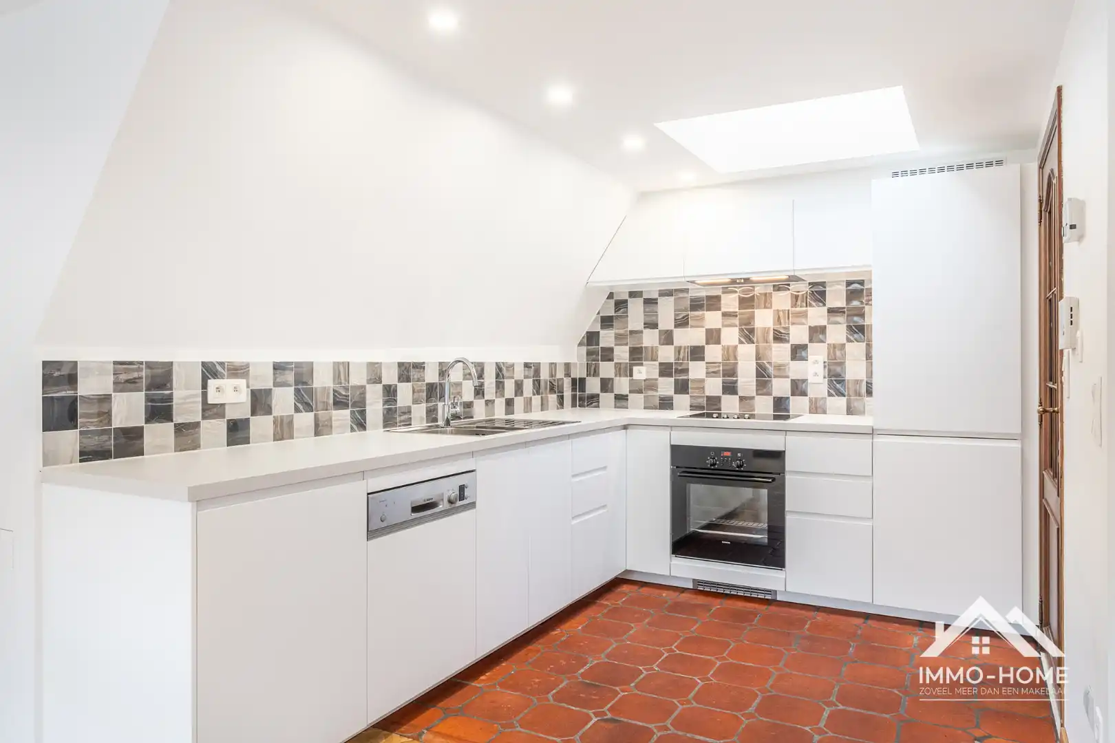 Karaktervol opbrengsteigendom in hartje Lokeren met studio en duplex appartement! foto 4