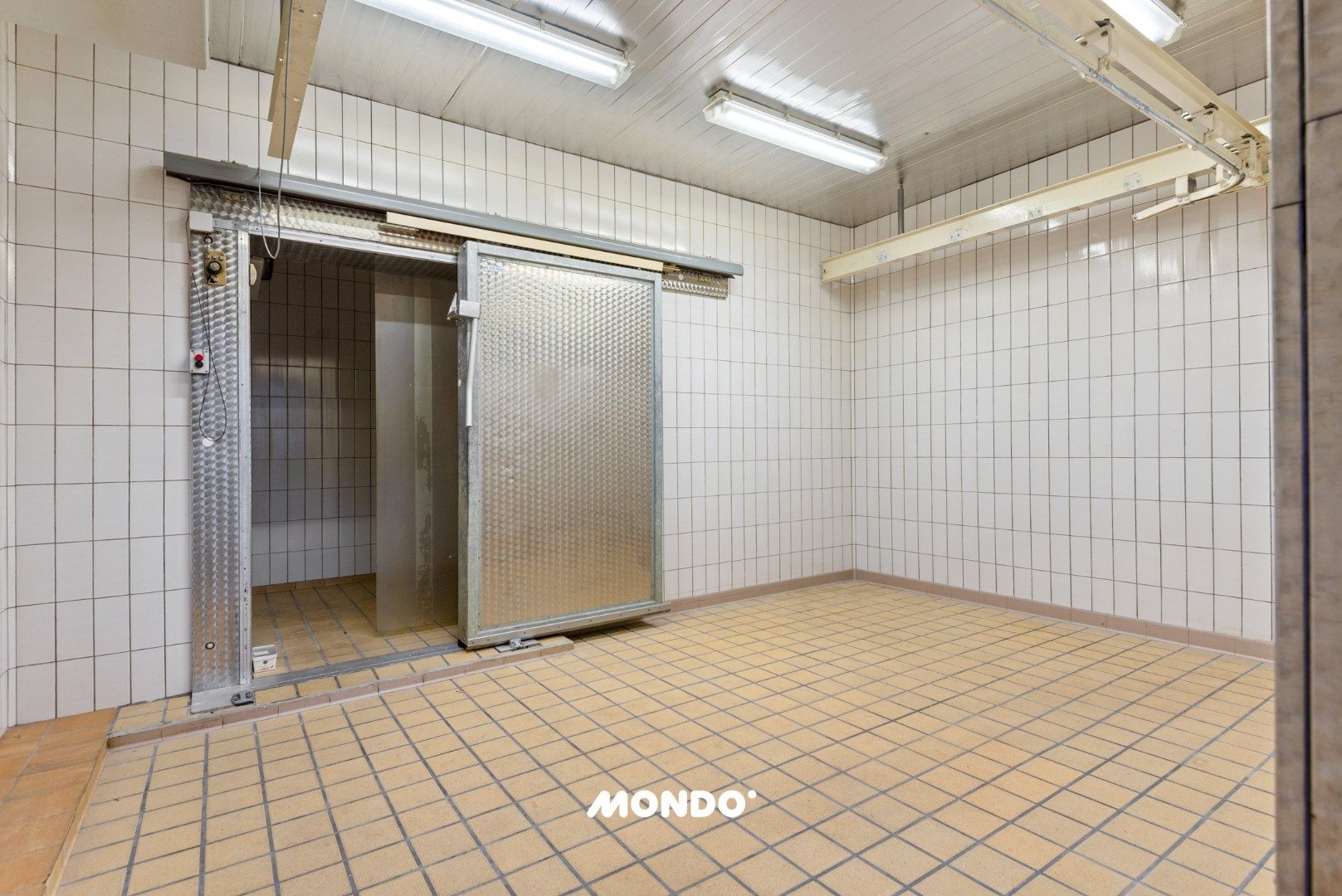 Veelzijdig handelspand met twee duplex appartementen in hartje Willebroek — uitstekende commerciële ligging. foto 16