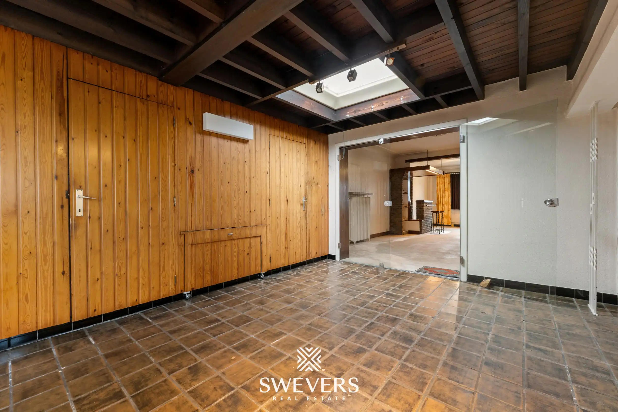 Ruime gezinswoning met multifunctionele loods op commerciële toplocatie foto 11