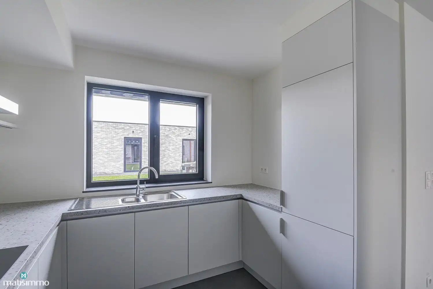 RUIM NIEUWBOUW APPARTEMENT MET 2 SLAAPKAMERS, TERRAS, GARAGE, AUTOSTAANPLAATS EN KELDERBERGING TE BEVERST foto 10