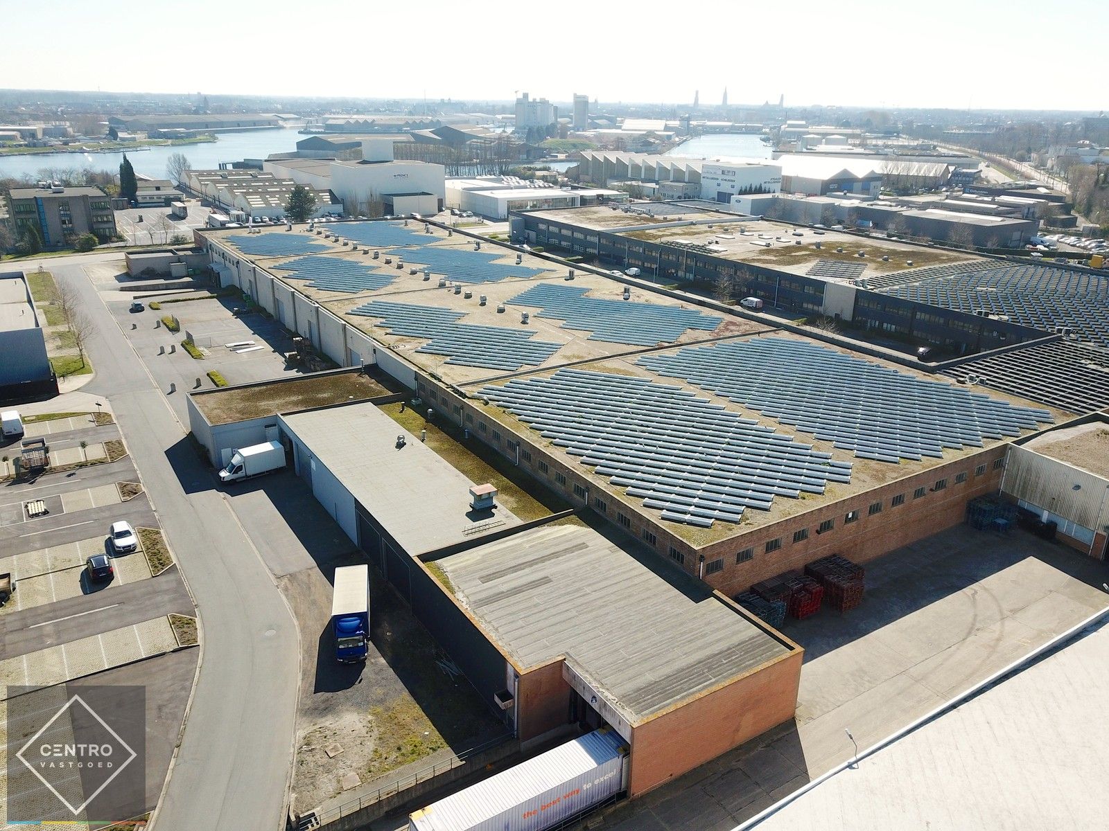 Opslagruimte (2.370,5m²) met 2 laadkaden en sectionaalpoort op industriezone "Herdersbrug" te Brugge. Vlakbij haven van Zeebrugge! foto {{pictureIndex}}