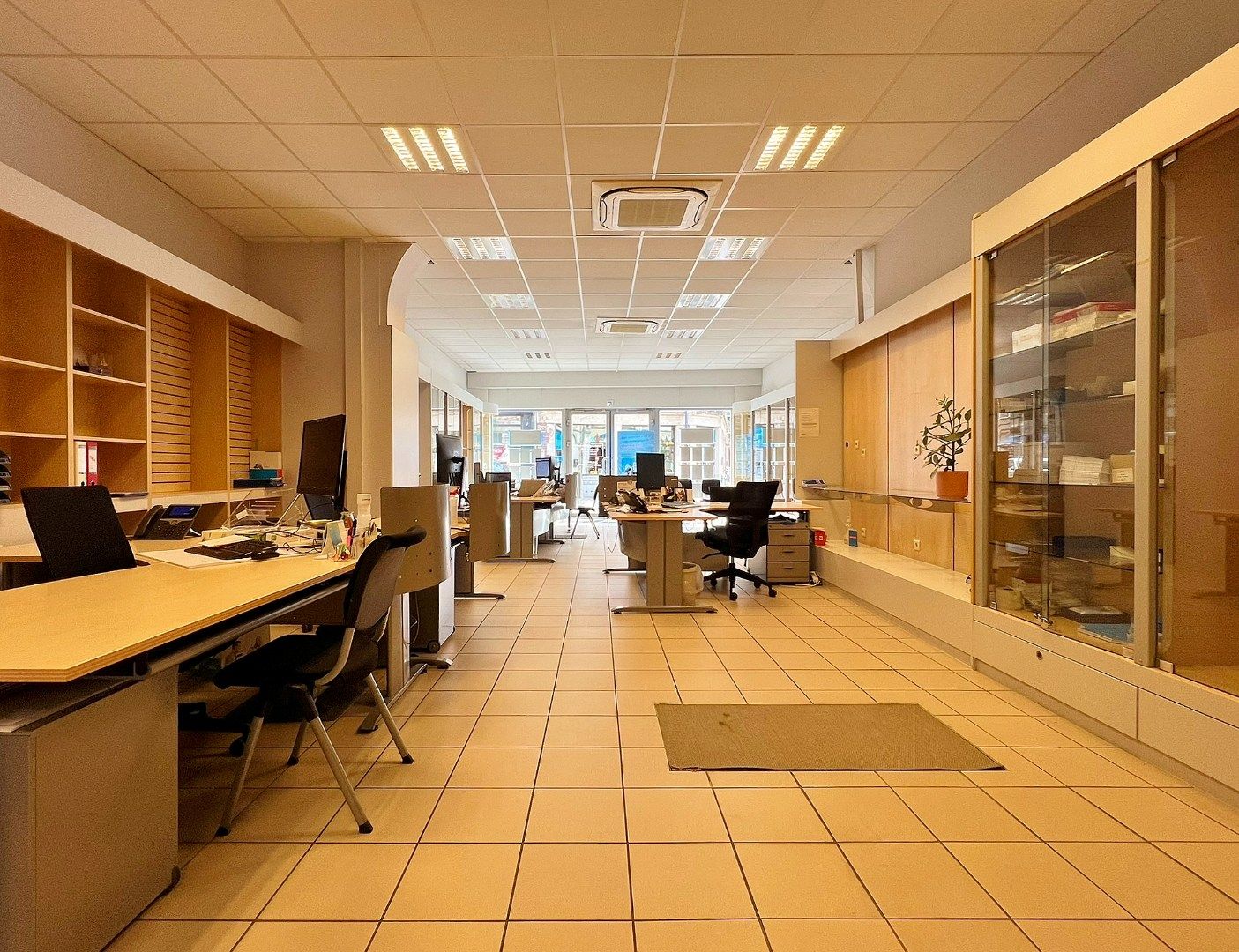 Ruim handelspand in het centrum van Ieper foto 4