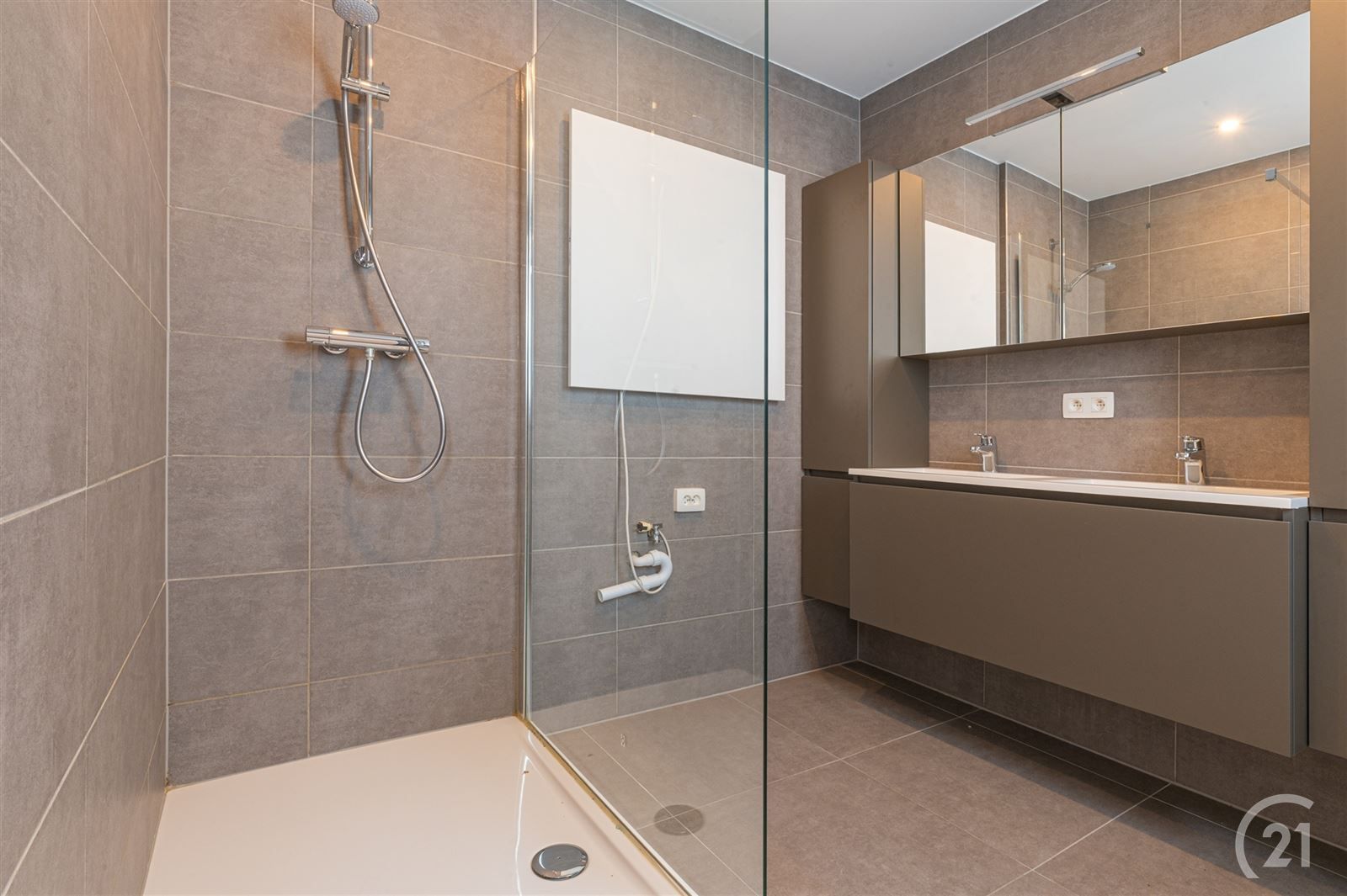 Opbrengstenwoning en handelsruimte foto 11