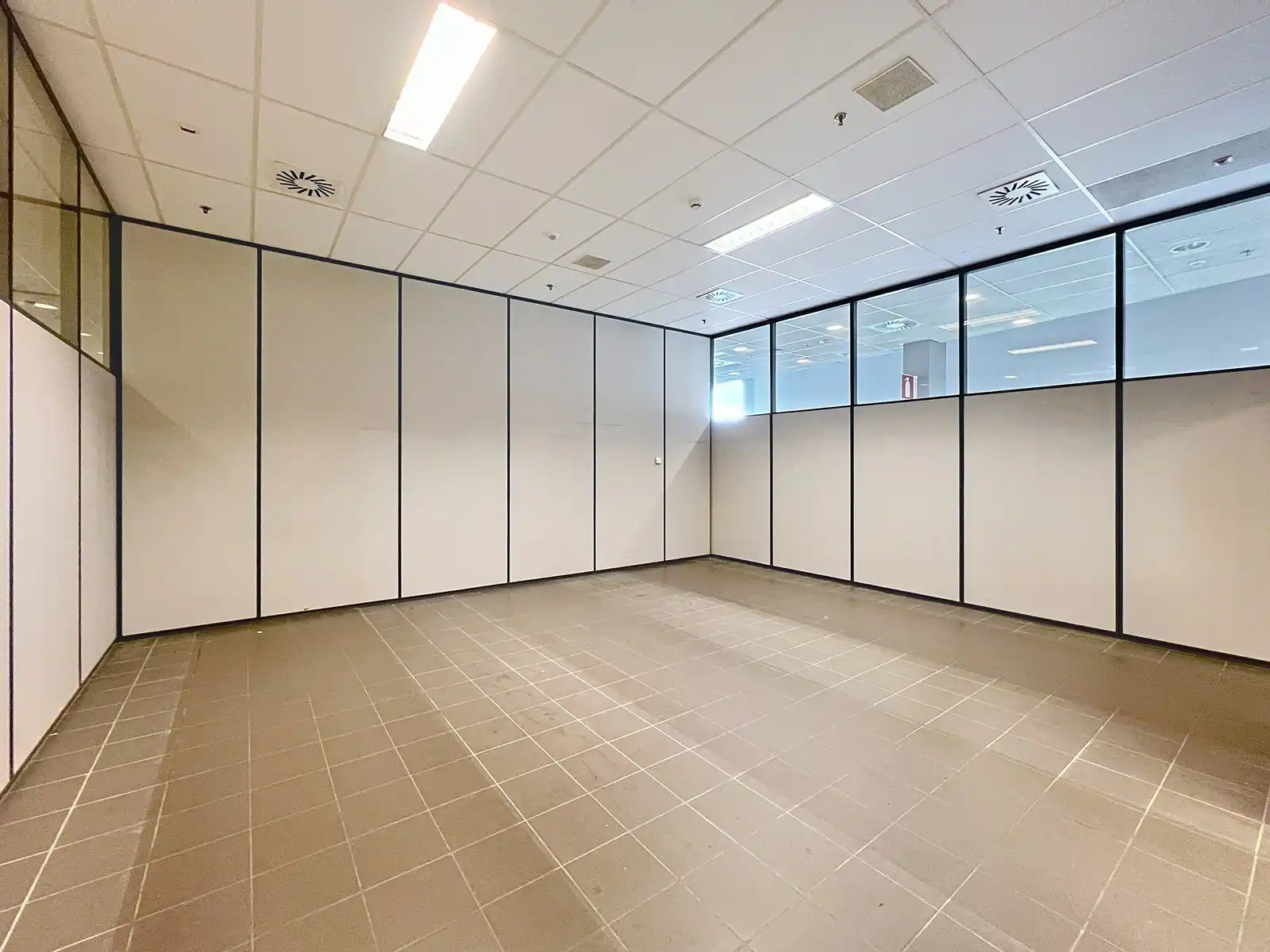 Goed gelegen LICHTRIJKE  kantoorruimte aan interessante voorwaarden nabij afrit Kortrijk-Oost E17. foto 14