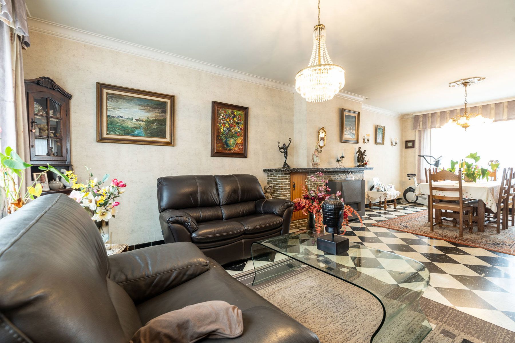 Halfopen gezinswoning met licht, structuur en potentieel foto 8