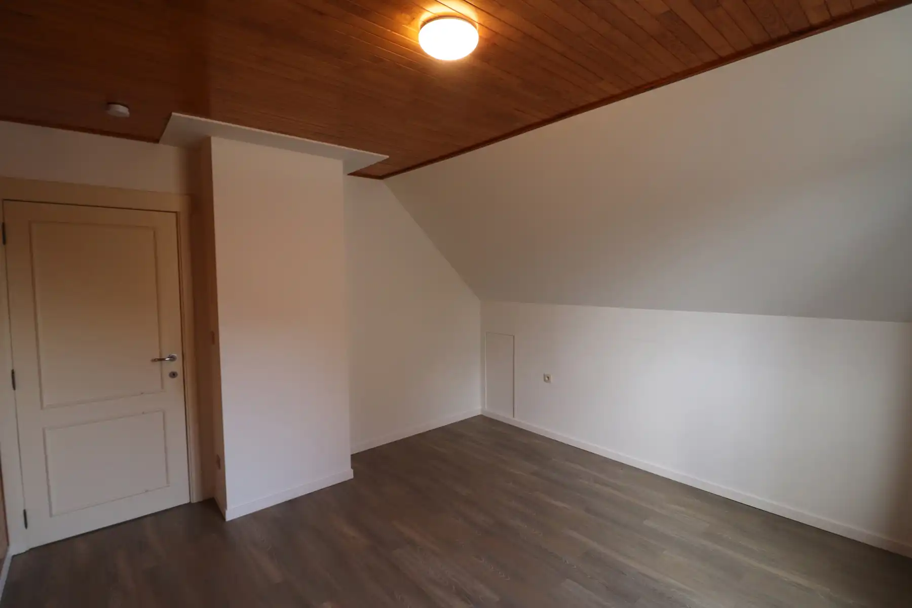 Appartement op de 1ste verdieping met carport/tuinberging en terras met tuin. foto 10