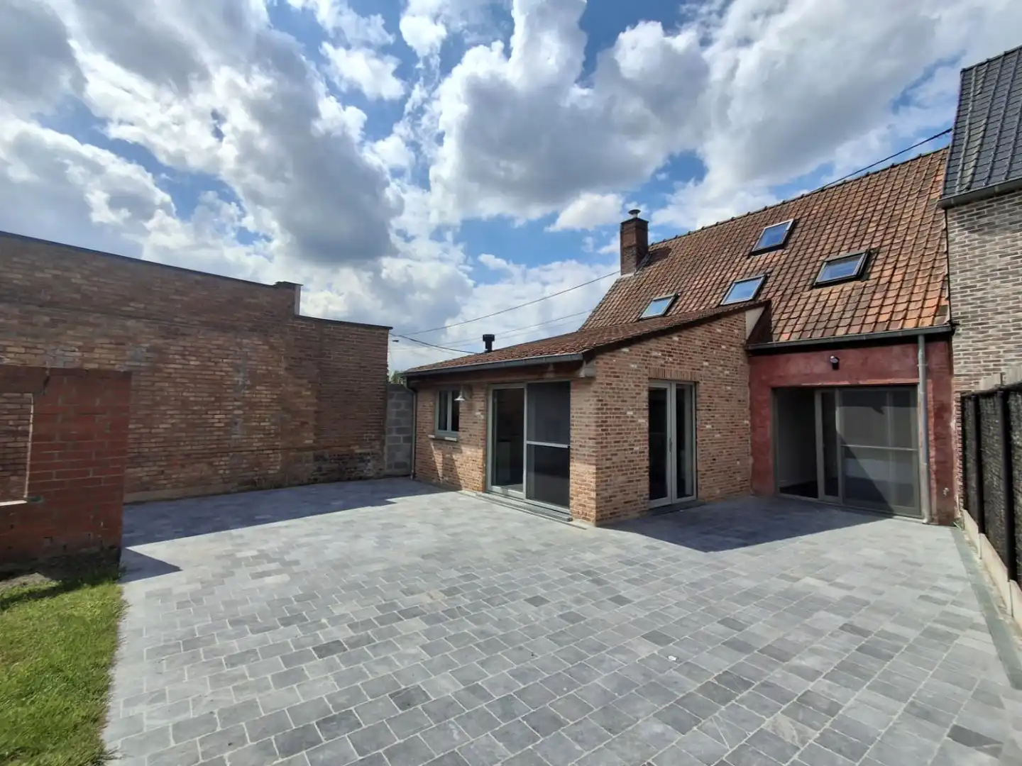 CHARMANT GERENOVEERDE WONING MET 3 SLPKS | CARPORT EN TUIN foto 17