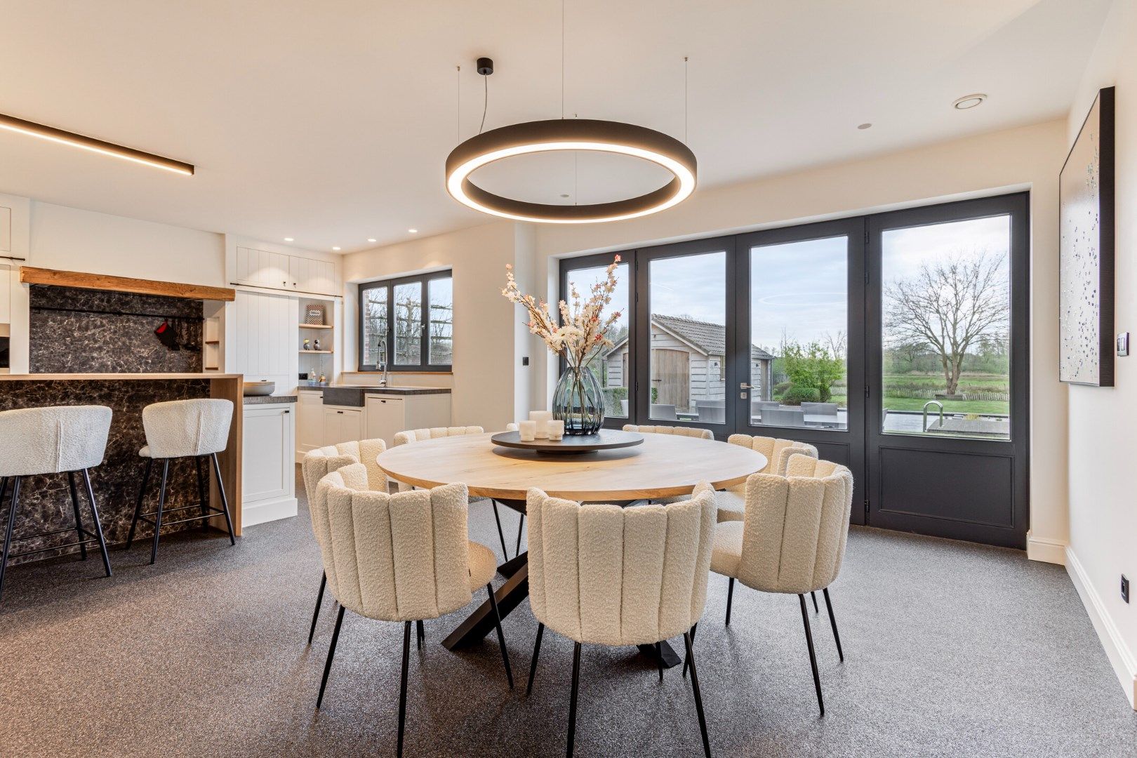 Ruim ingedeelde kwalitatieve villa op 12 are met adembenemd zicht op achterliggend groen. foto 11