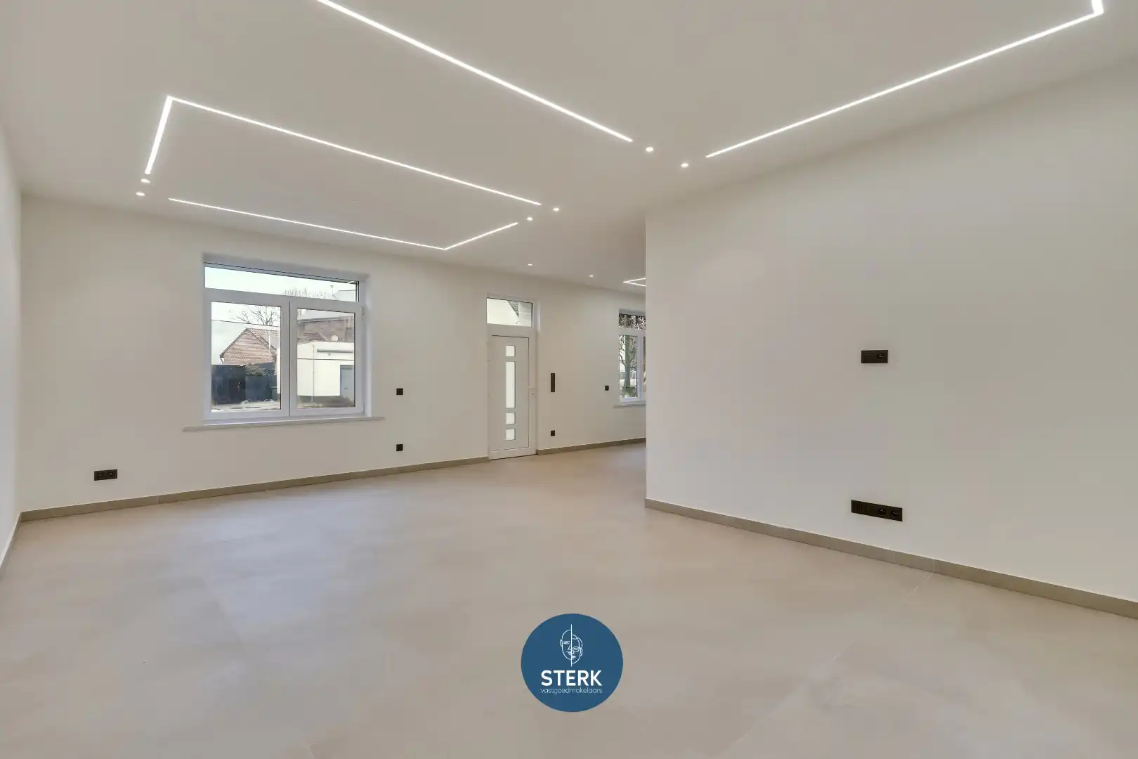 MODERN GERENOVEERDE GEZINSWONING MET 5 SLPKS + 2 BADKAMERS TE LANAKEN !  foto 6