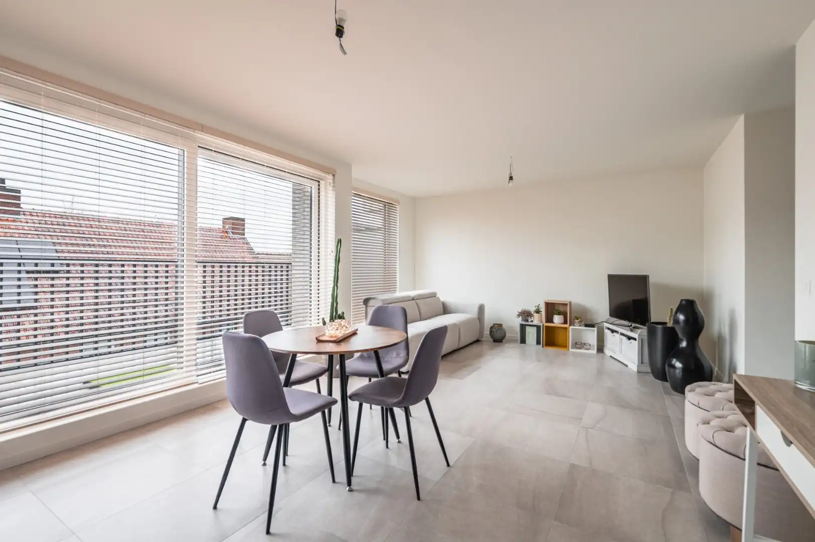 BEN appartement met aangenaam terras, 2 slks, autostaanplaats en direct instapklaar. foto 2