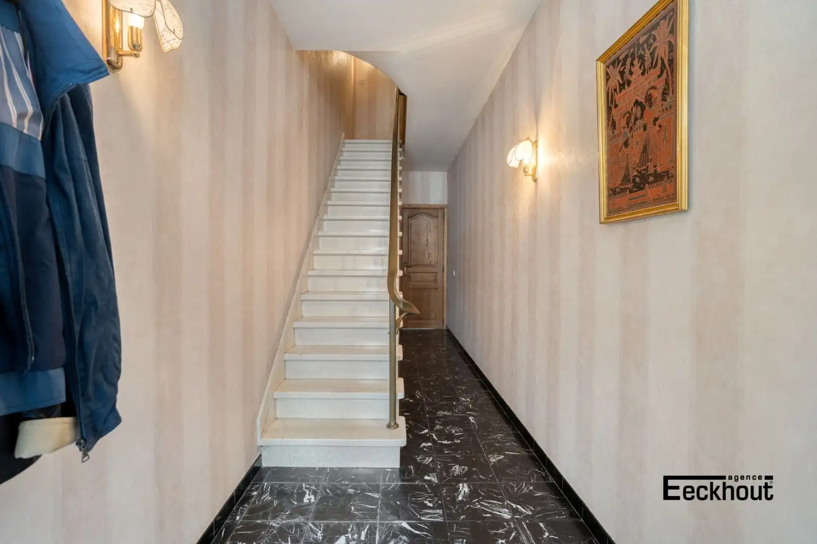 Verzorgde woning met ruime garage en achterliggend pakhuis. foto 8