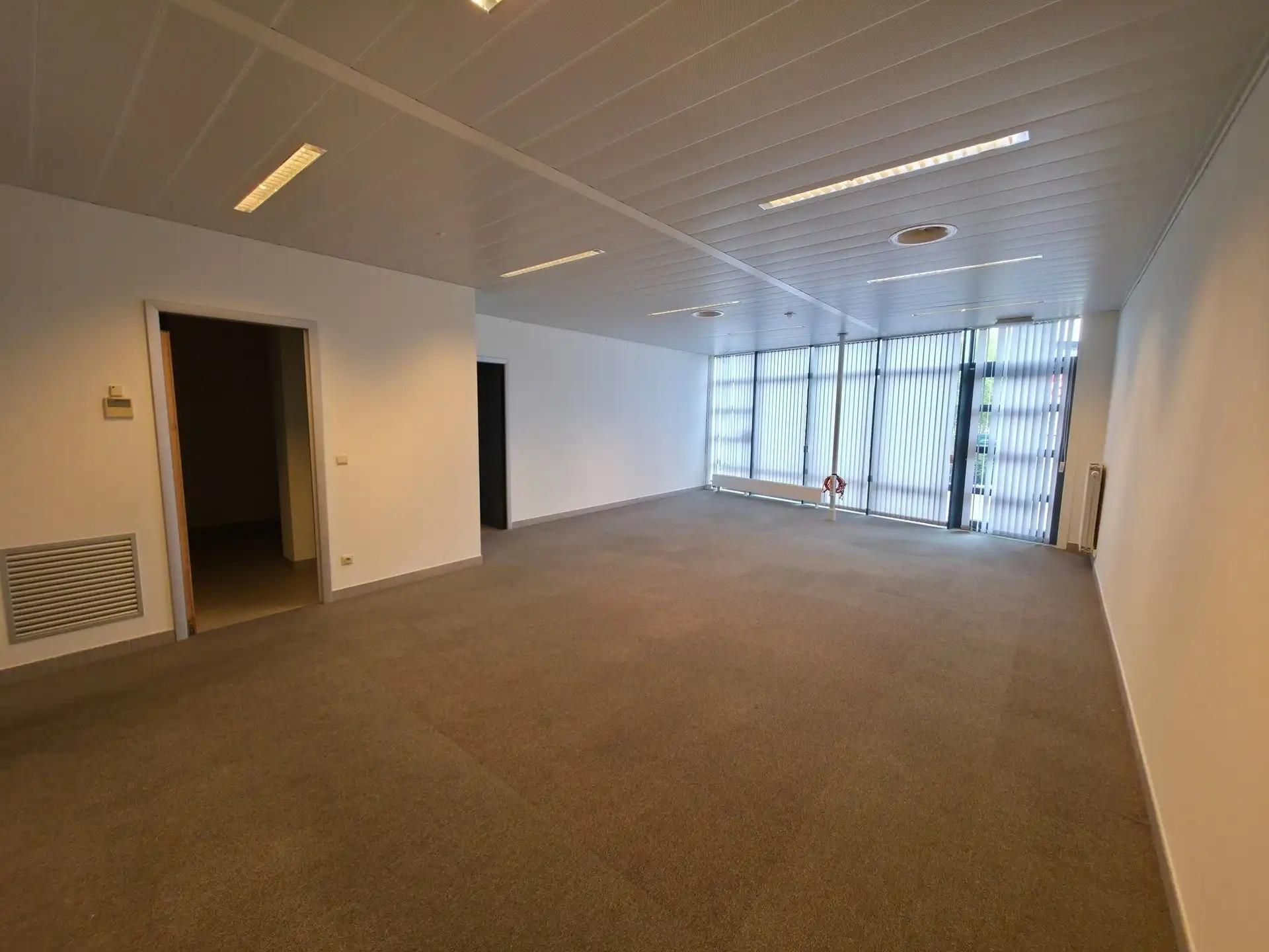 Handelspand/kantoor van 372m² in het hart van Denderhoutem foto 10