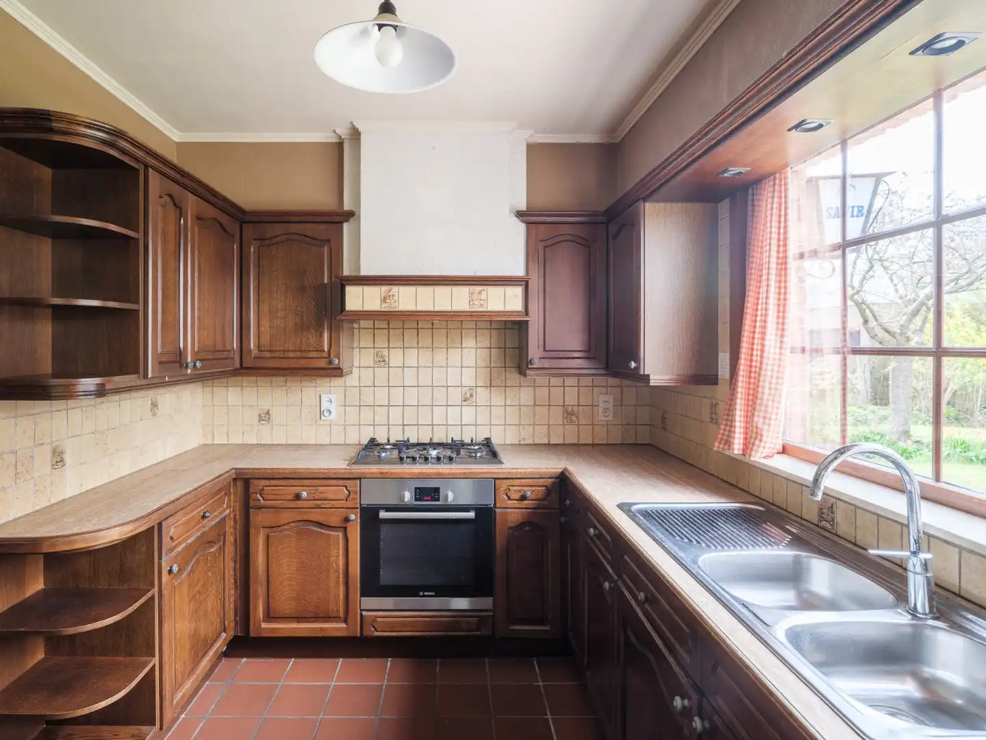 Te renoveren gezinswoning met vier slaapkamers en tuin in Wondelgem foto 7