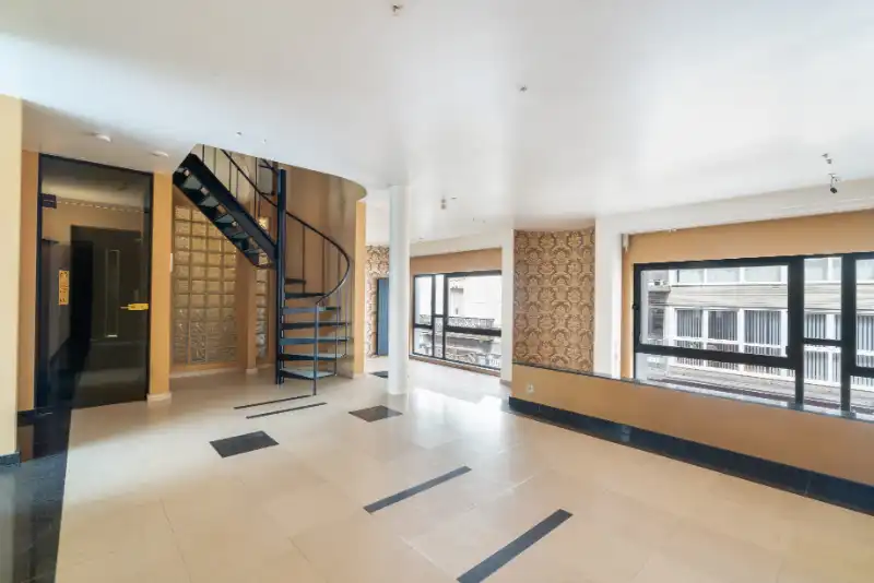 Zeer ruim appartement met privé lift! 3slpkmrs en 2 badkmrs. foto 2