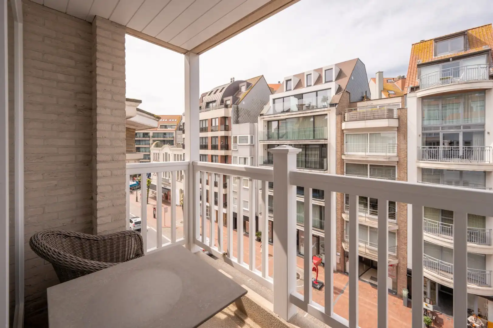 Ruim recent appartement met terras op centrale gegeerde ligging in het Zoute (Dumortierlaan) foto 2