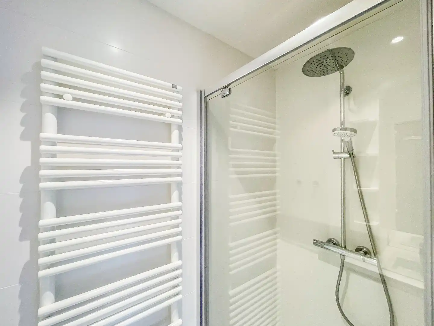 Verzorgd appartement met FRONTAAL ZEEZICHT, gelegen op de zeedijk vlakbij het Albertplein. foto 20