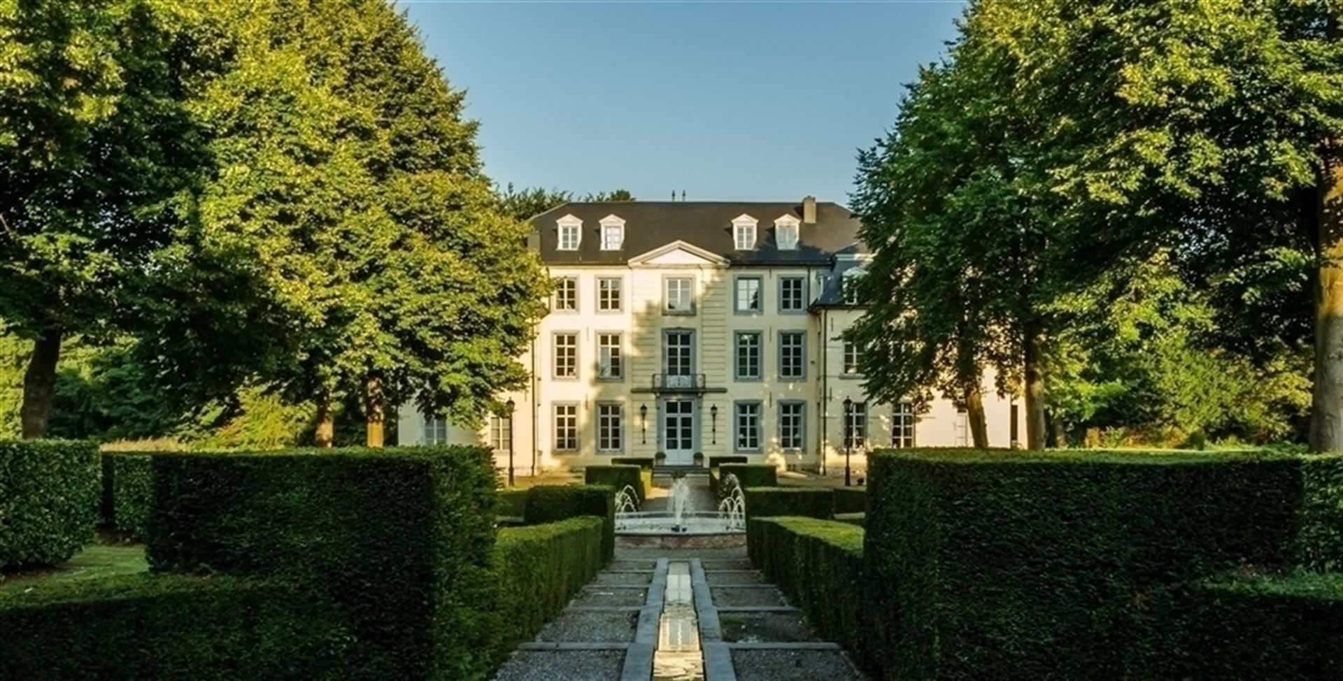 Prachtig gerenoveerde woning in het Kasteel van Neerijse foto {{pictureIndex}}
