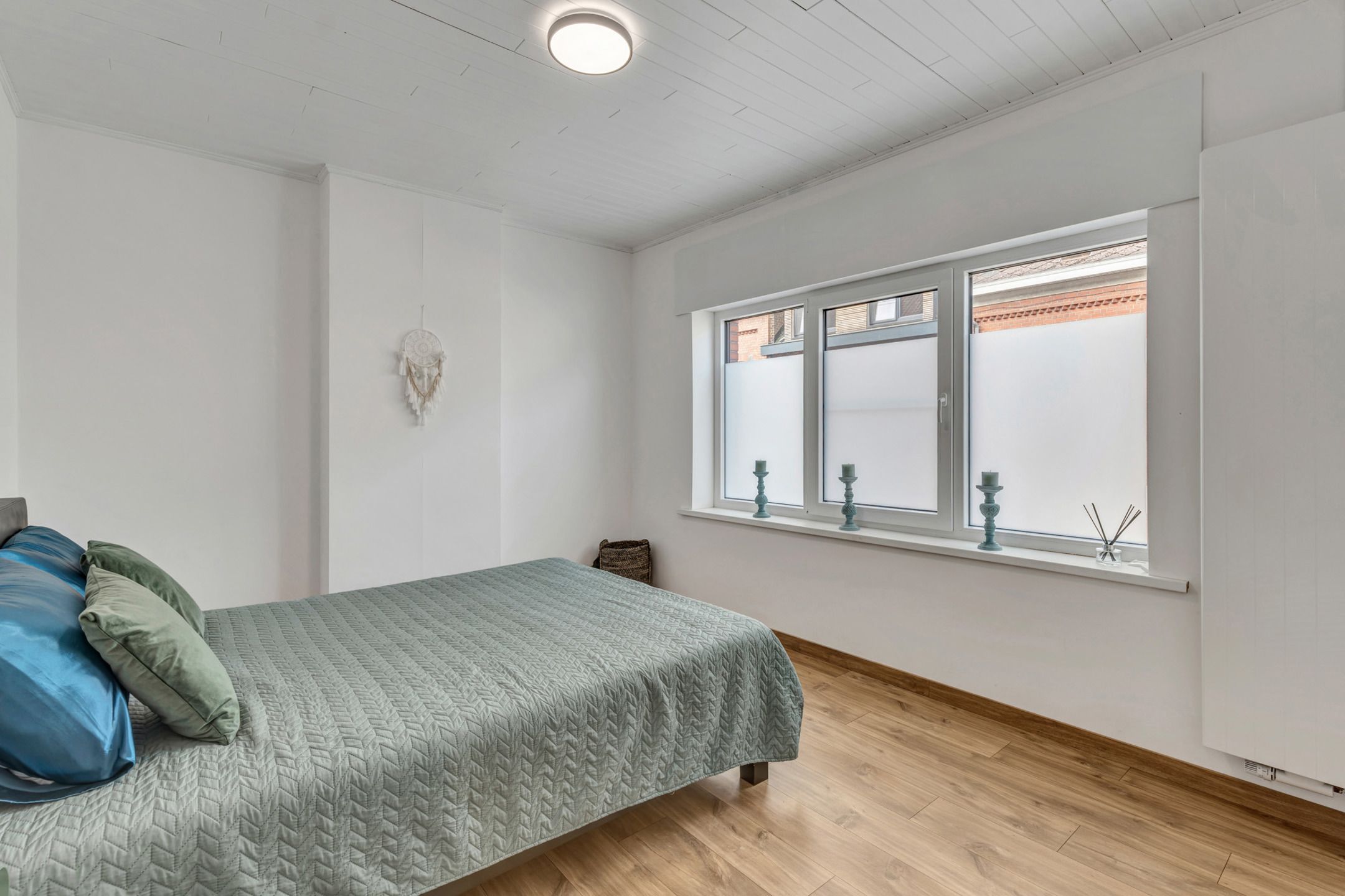 Gerenoveerde woning met 4 slaapkamers en 2 badkamers.  foto 12