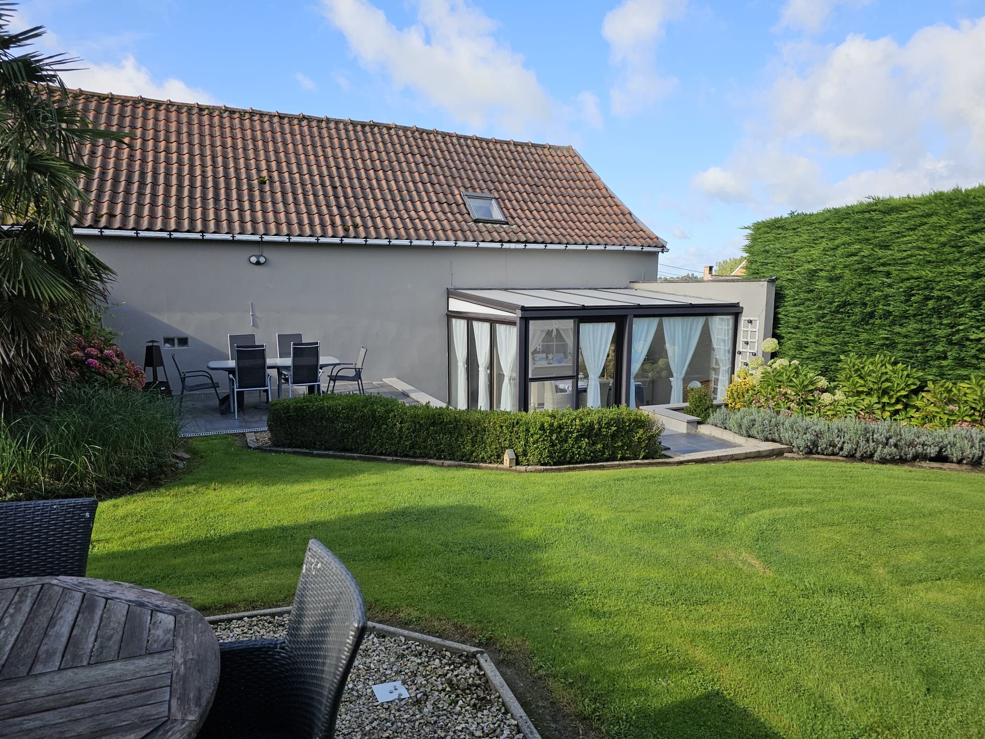 Woning in landelijke stijl met tuin, veranda en ruime garage  foto 6