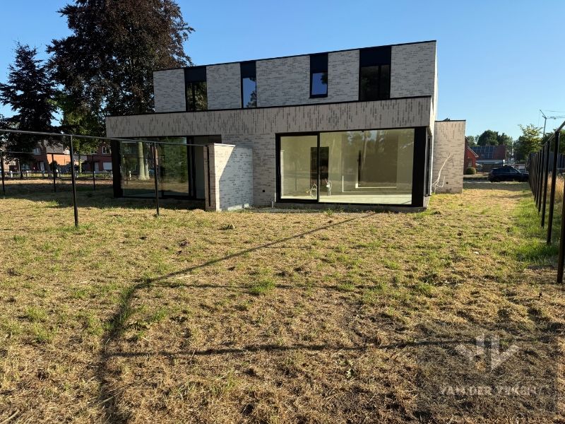 Ruime en volledig afgewerkte half open BEN-woning met 3 slaapkamers te bewonderen in het gezellige Kermt foto 4