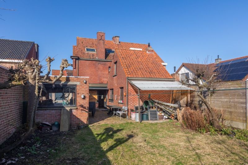 Centraal gelegen, te renoveren, ruime halfopen bebouwing met 7 slaapkamers. Tuin kijkt uit op open ruimte... foto 11