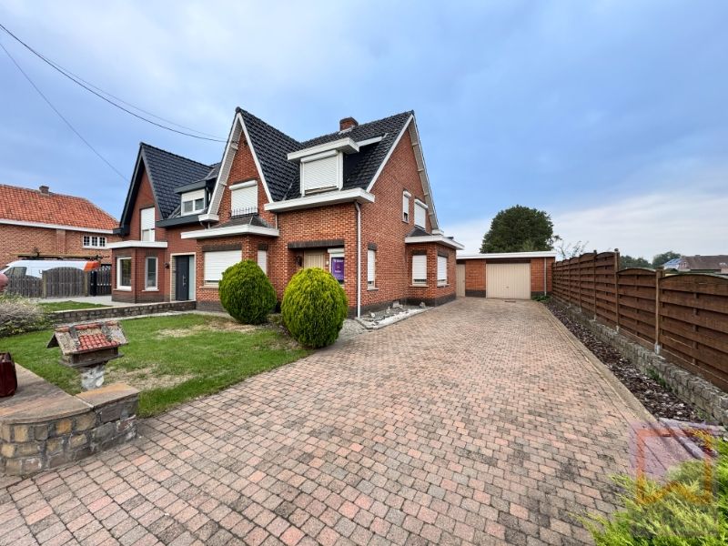 Hoofdfoto van de publicatie: Ruime halfopen woning met garage, bijgebouw en grote tuin op 945m², Geel-Punt