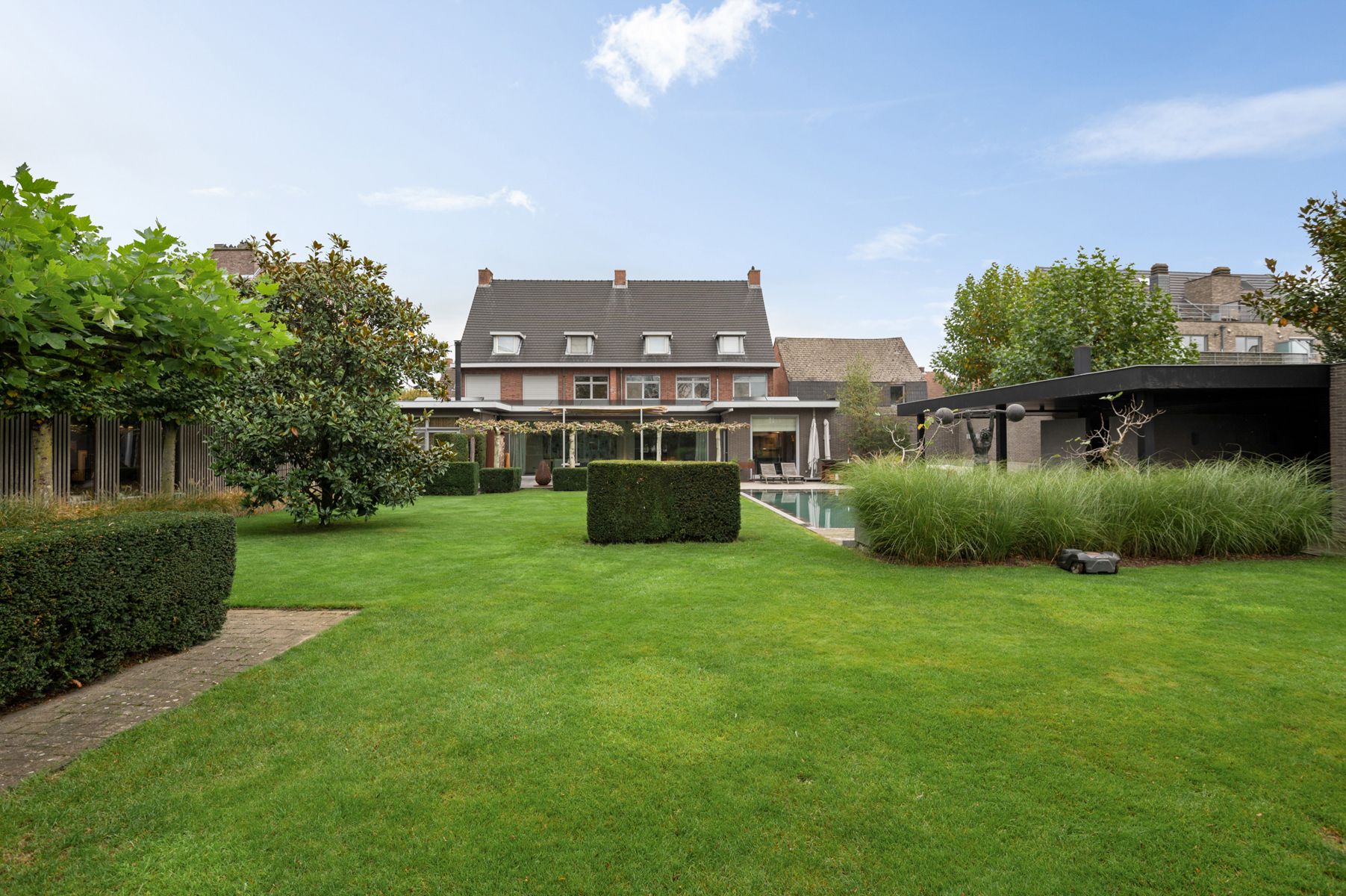 High-end afgewerkte praktijkvilla in het centrum foto 2