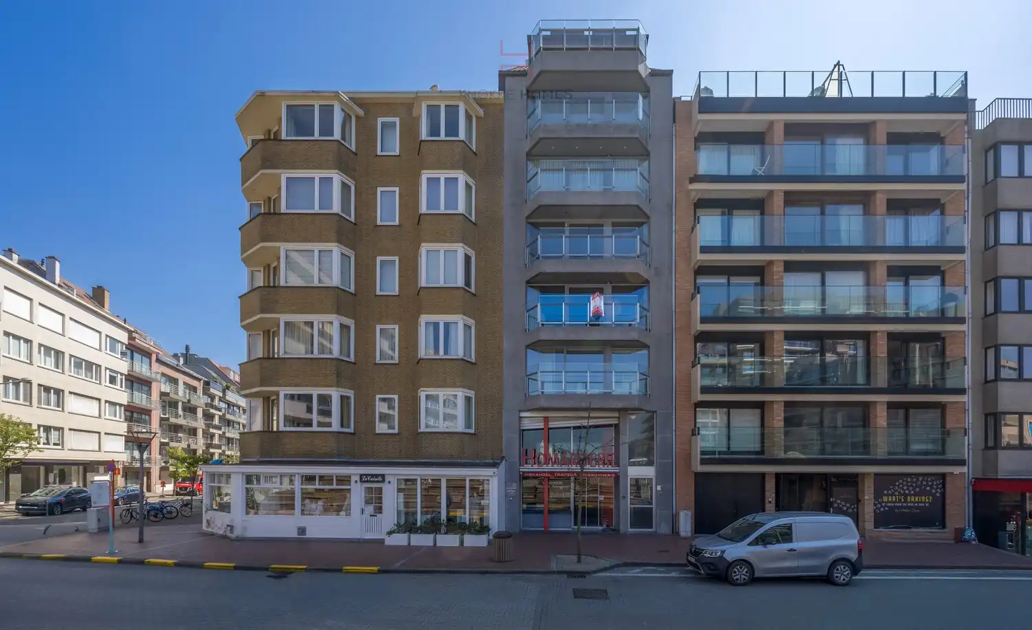 Gemeubeld appartement met frontaal zicht over het Van Bunnenplein en de zee. foto 21