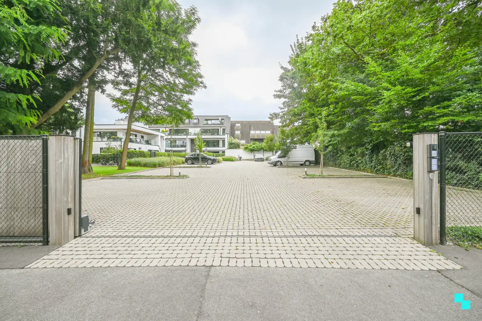 Centraal gelegen parkeerplaatsen in Oostrozebeke foto {{pictureIndex}}