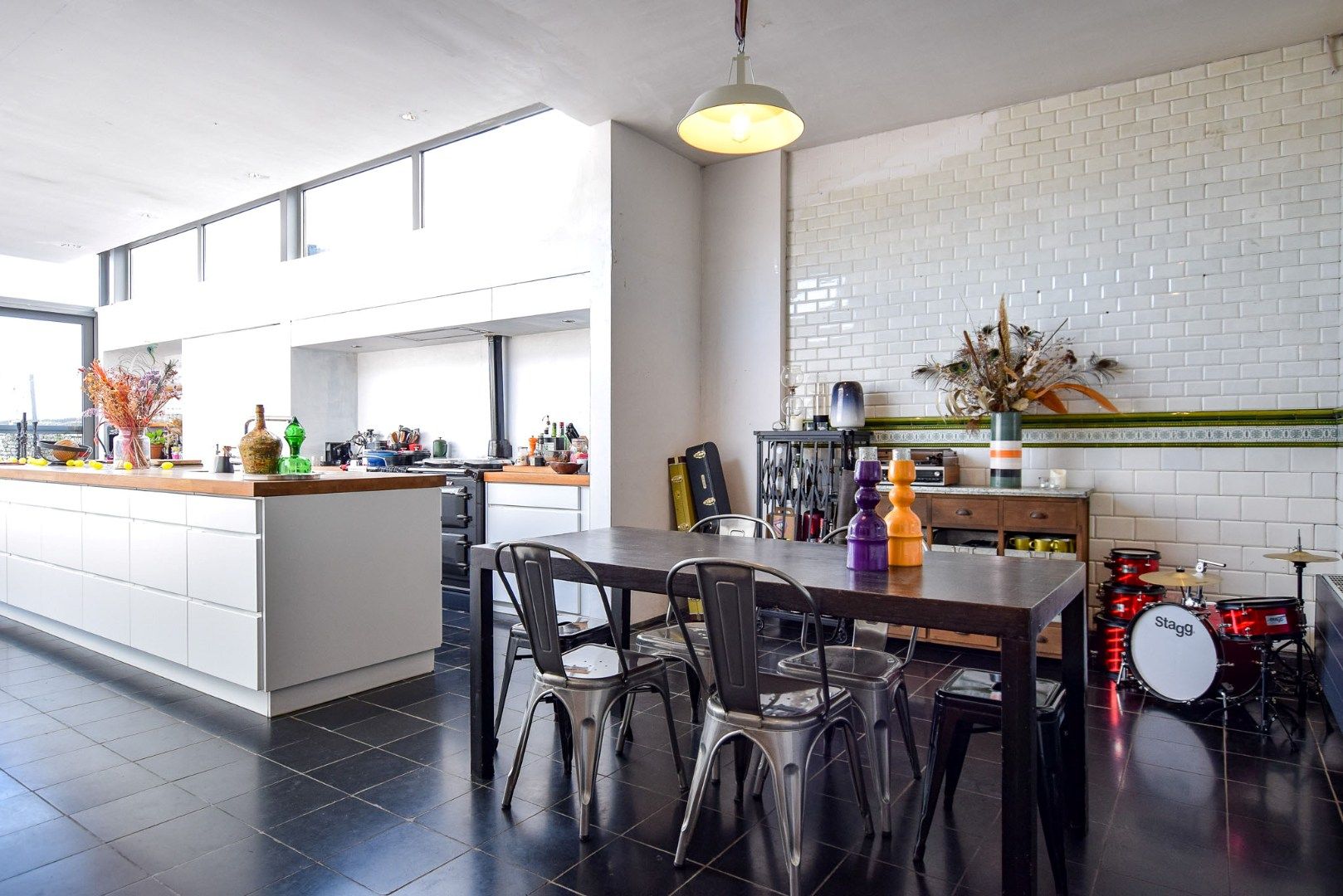 Met smaak gerenoveerde woning op een perceel van 747m² met toegang langs de zijkant. foto {{pictureIndex}}