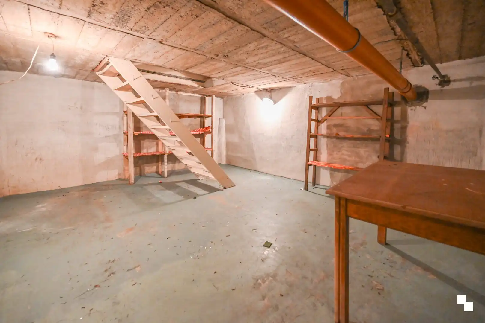 Te renoveren woning met dubbele garage in Oostrozebeke foto 13