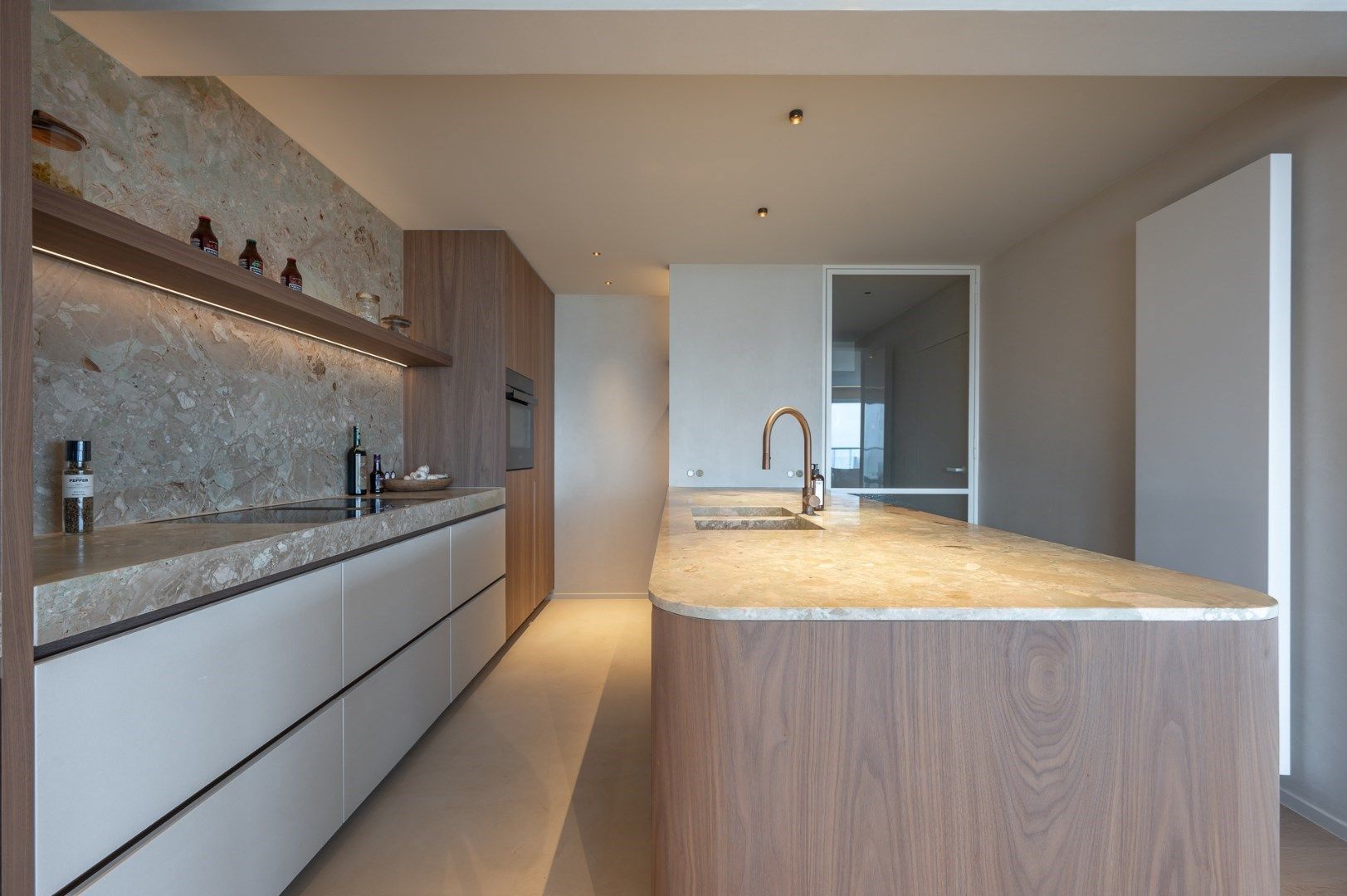 Luxueus gerenoveerd hoekappartement met terrassen en frontaal zeezicht foto 7