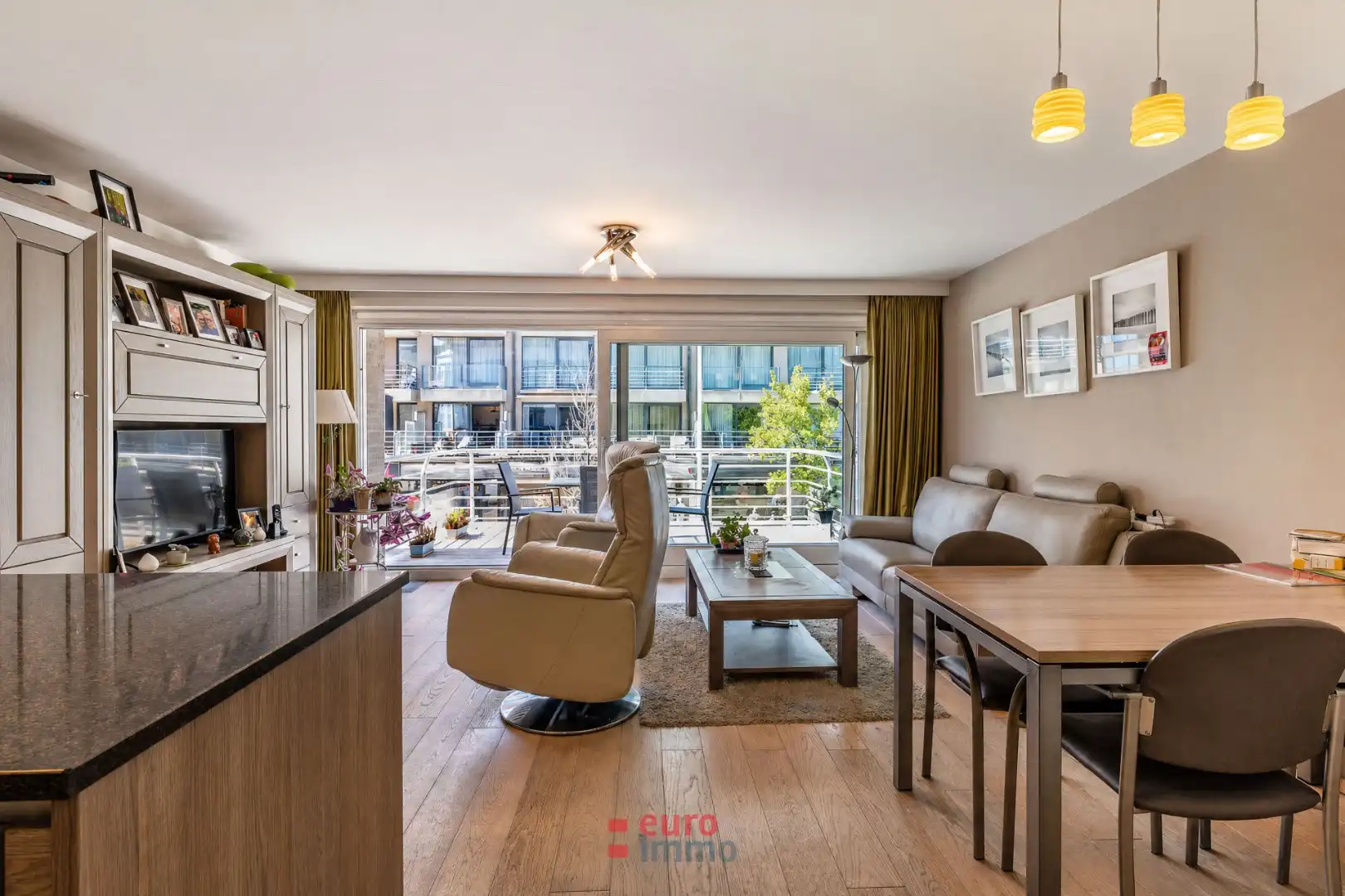 Pal in de winkel/wandelstraat gelegen appartement met 2 slaapkamers én super terras! foto 3