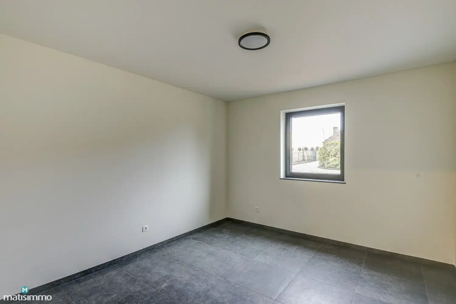 RUIM NIEUWBOUW APPARTEMENT MET 2 SLAAPKAMERS, TERRAS, GARAGE, AUTOSTAANPLAATS EN KELDERBERGING TE BEVERST foto 14