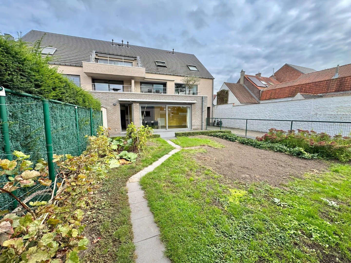 Ruim gelijkvloers appartement in centrum Laarne met zonnige tuin en dubbele garage foto 11