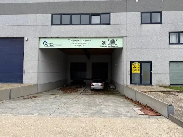 RUIM, INSTAPKLAAR MAGAZIJN MET MODERNE KANTOORRUIMTE TE HUUR IN ZELE foto 2