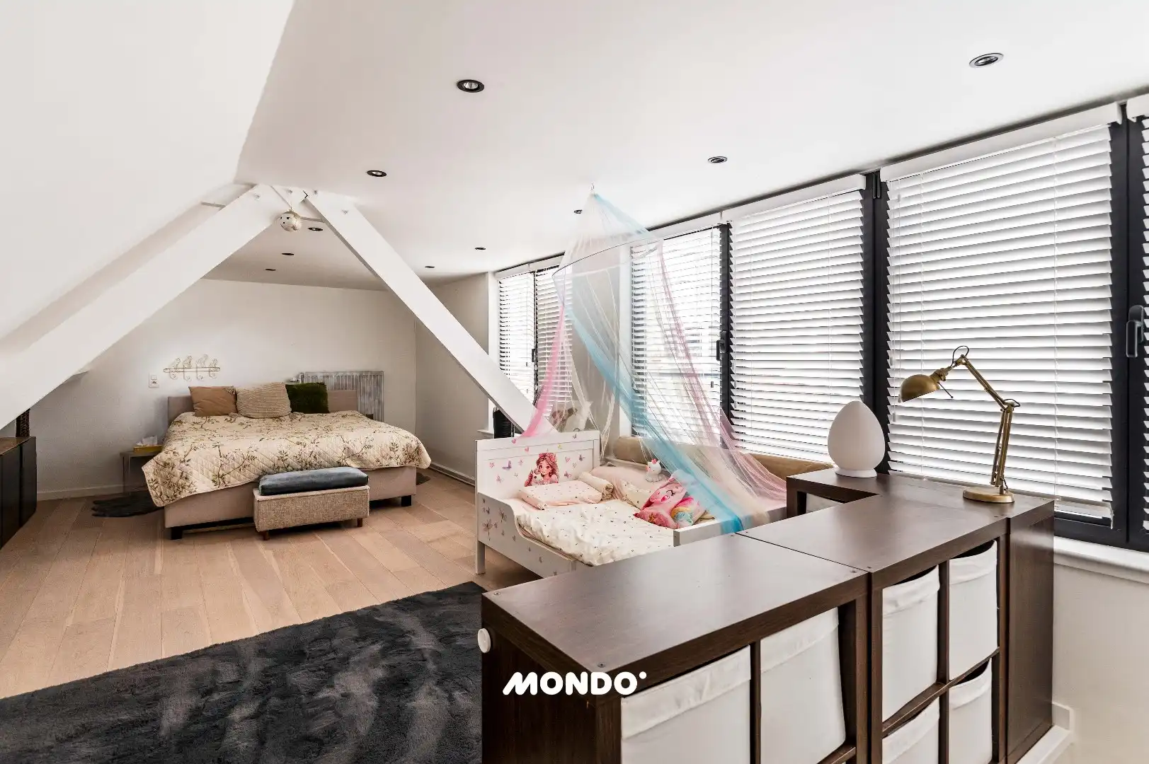 Ruime handelswoning met 2 handelsruimtes, 4 slaapkamers, garage, terras en zonnige tuin. foto 14