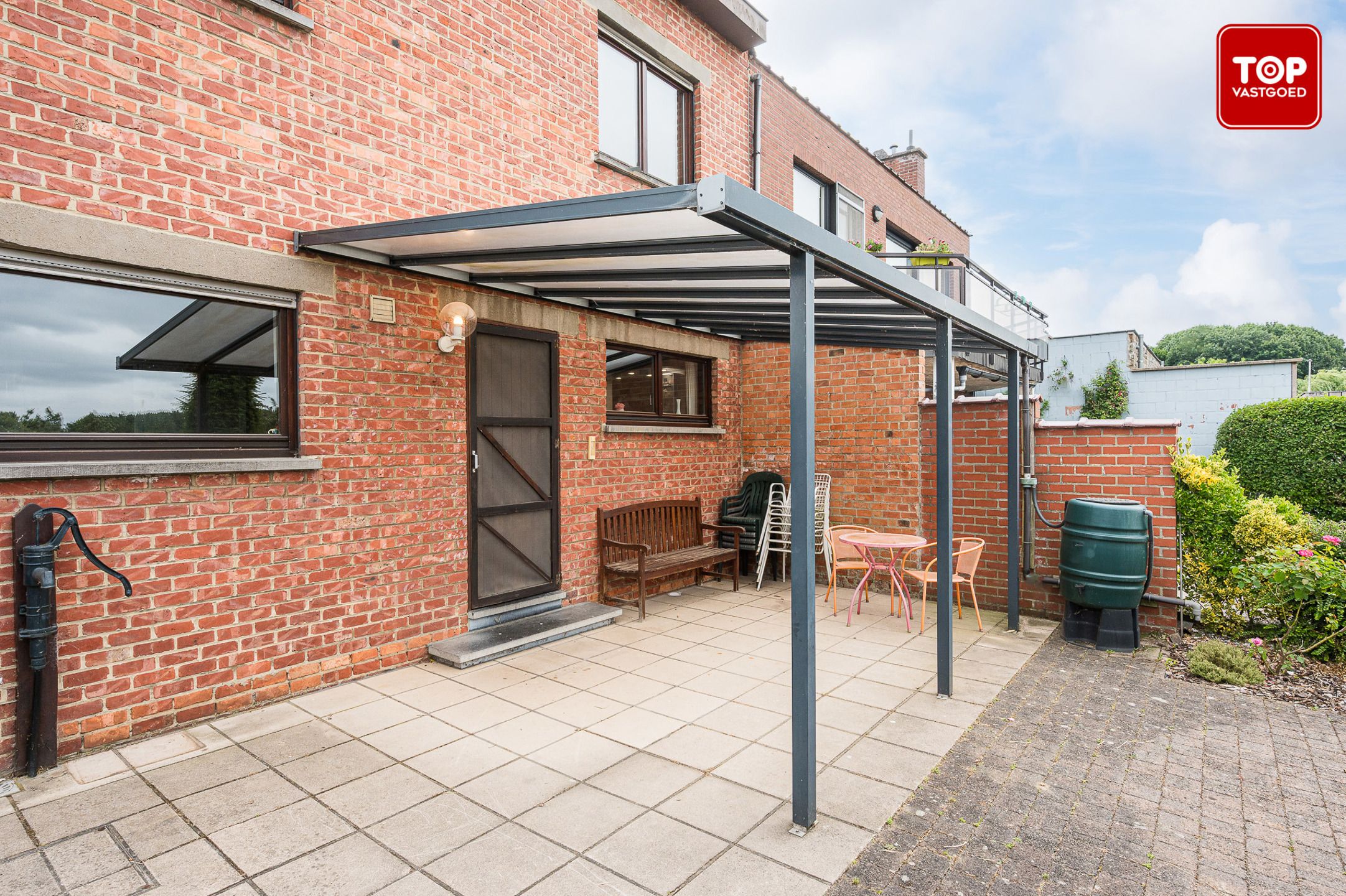 Ruime op te frissen gezinswoning met 4 slaapkamers,  zonnige tuin en garage. foto 5